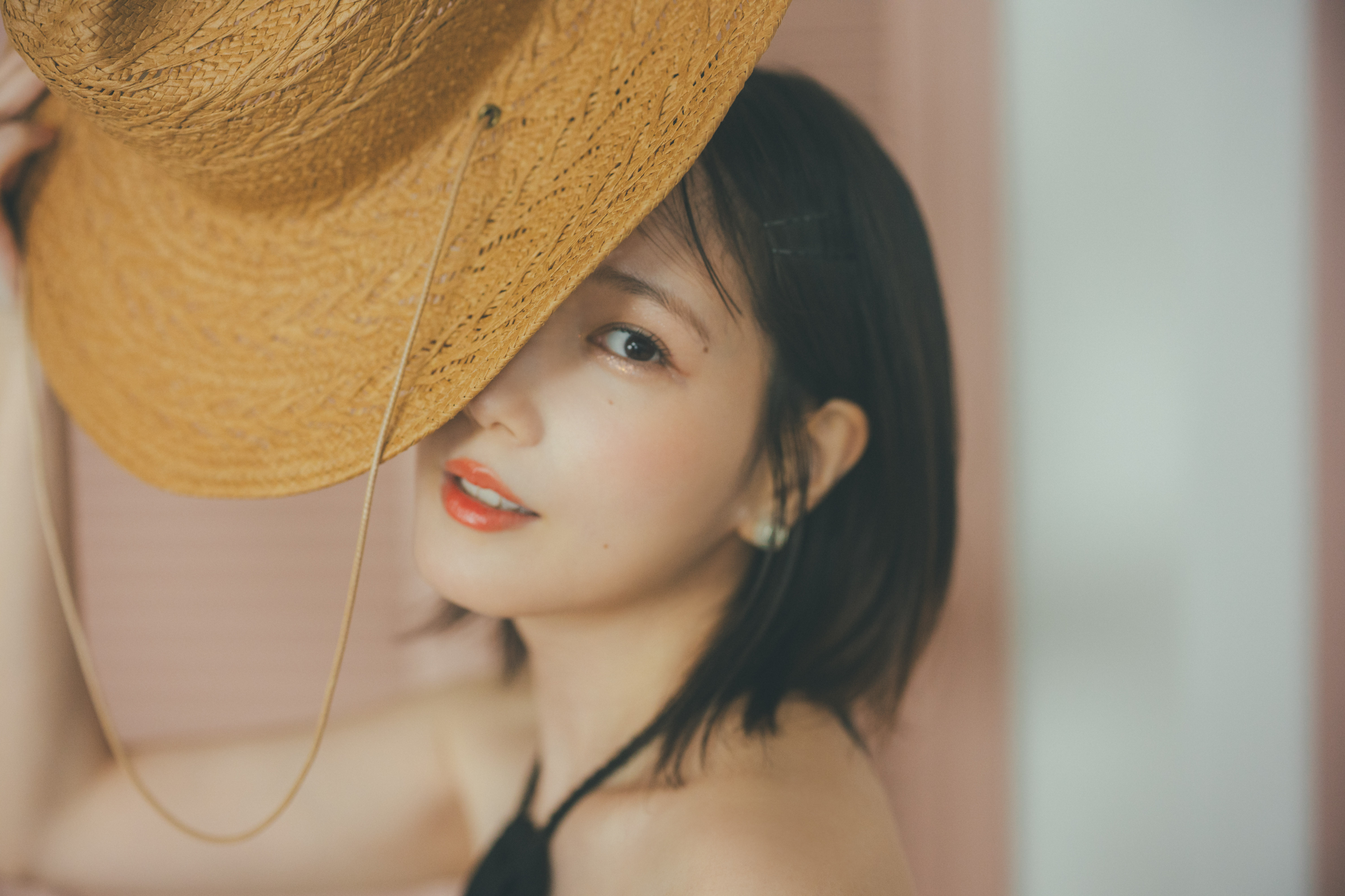 【本田 翼の休日コーデ】旅先にはドラマティックに映える黒の肌見せワンピが必要!