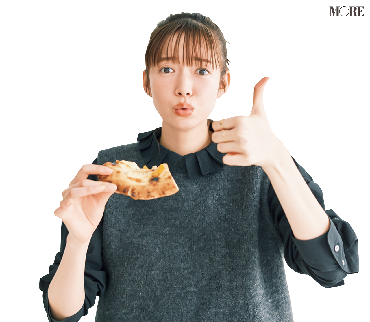 佐藤栞里が愛媛県のおすすめお取り寄せグルメ「水際のロッジ」のピザを食べている様子