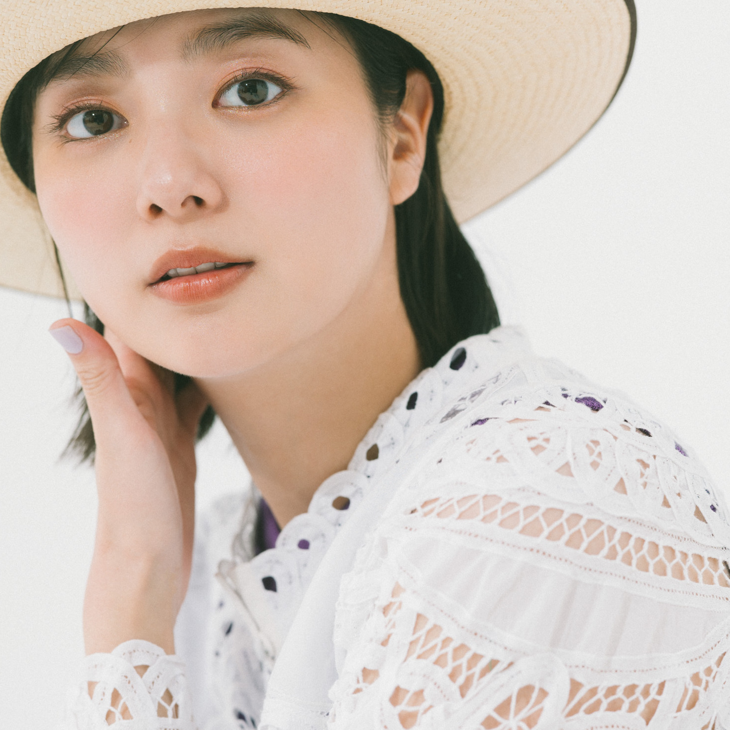 【新川優愛の休日コーデ】相性抜群なレース×デニムは初夏のデートにも