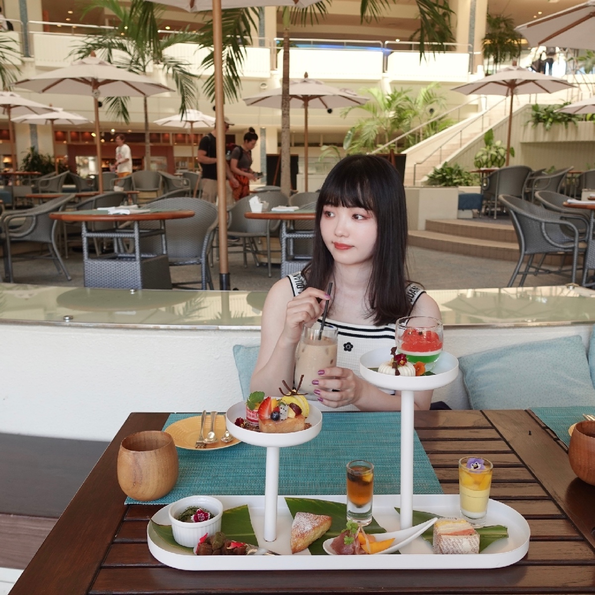 【沖縄】プールの見える吹き抜け開放感のあるテラスカフェでトロピカルなアフタヌーンティー【ANA InterContinental Manza Beach Resort】