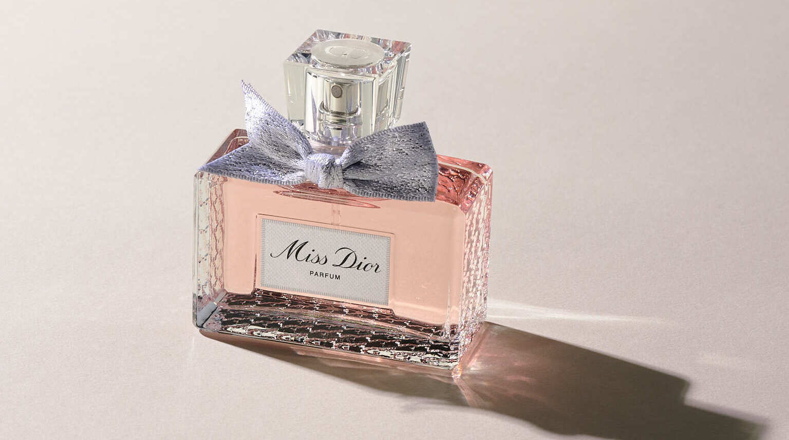 【おすすめの香水10選】迷ったらこれ！ 人気ブランドのアイコニック香水を紹介！