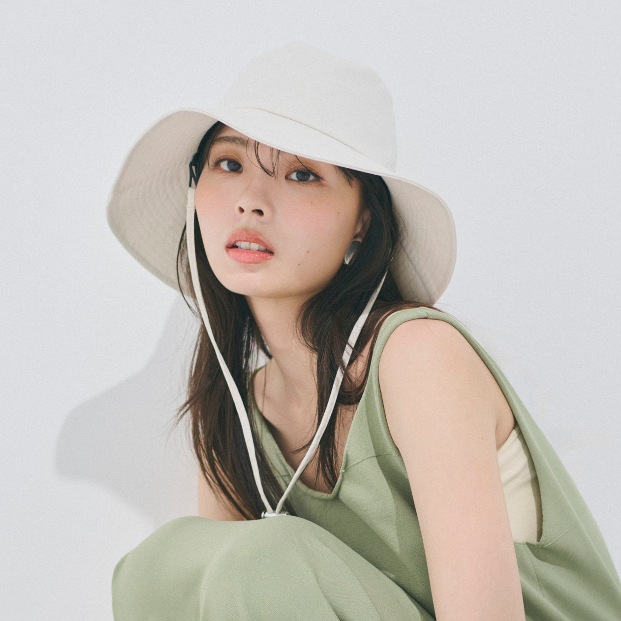 【川口ゆりなの休日コーデ】着心地満点のニットワンピは夏のリゾートに最適