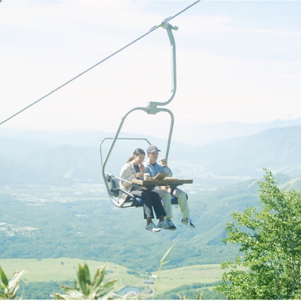 【長野】日本初！山頂に向かうリフトの上で“絶景”と“朝食”を楽しむ空飛ぶレストラン『Breakfast in the sky』がスタート