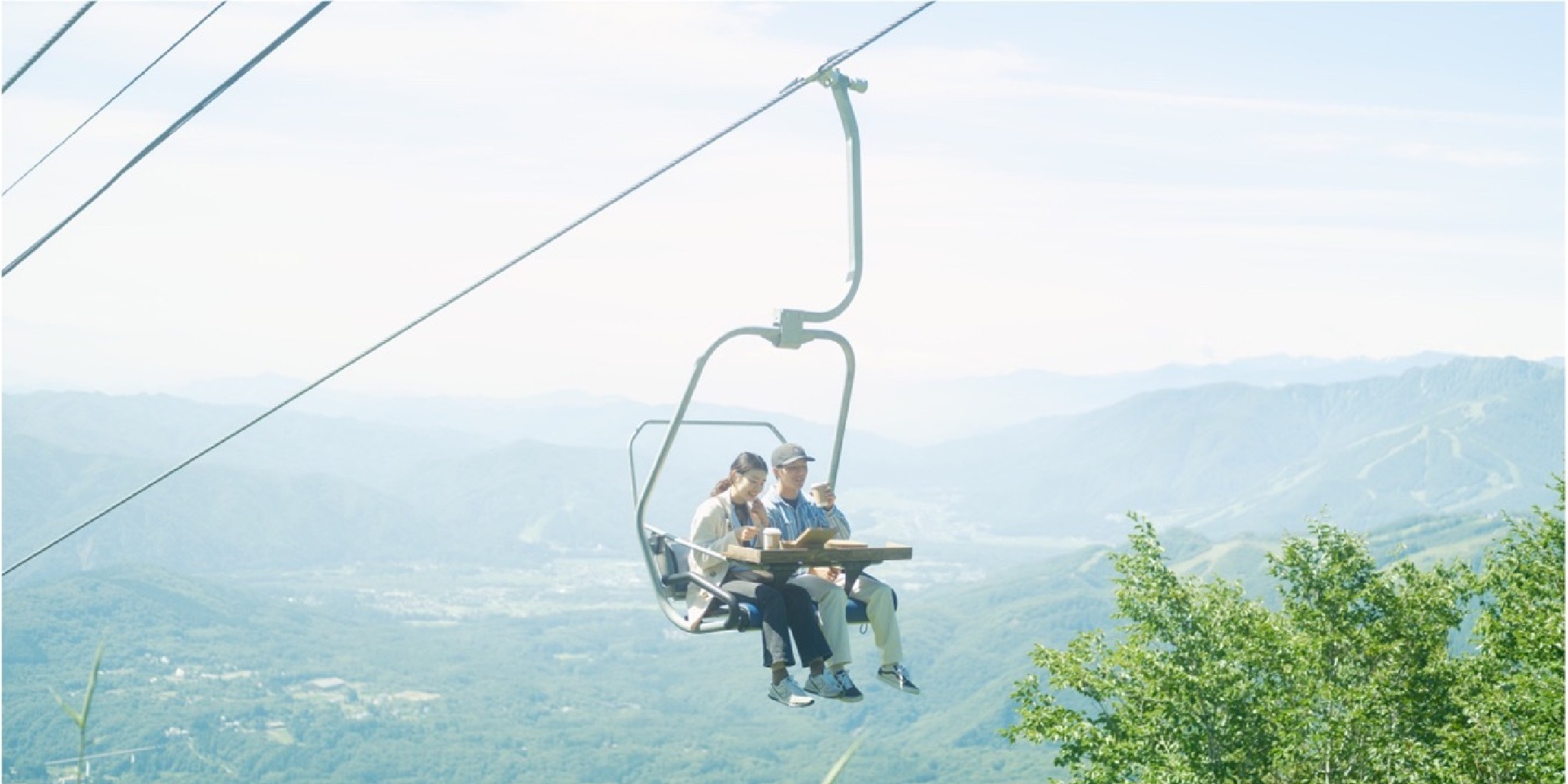 【長野】日本初！山頂に向かうリフトの上で“絶景”と“朝食”を楽しむ空飛ぶレストラン『Breakfast in the sky』がスタート