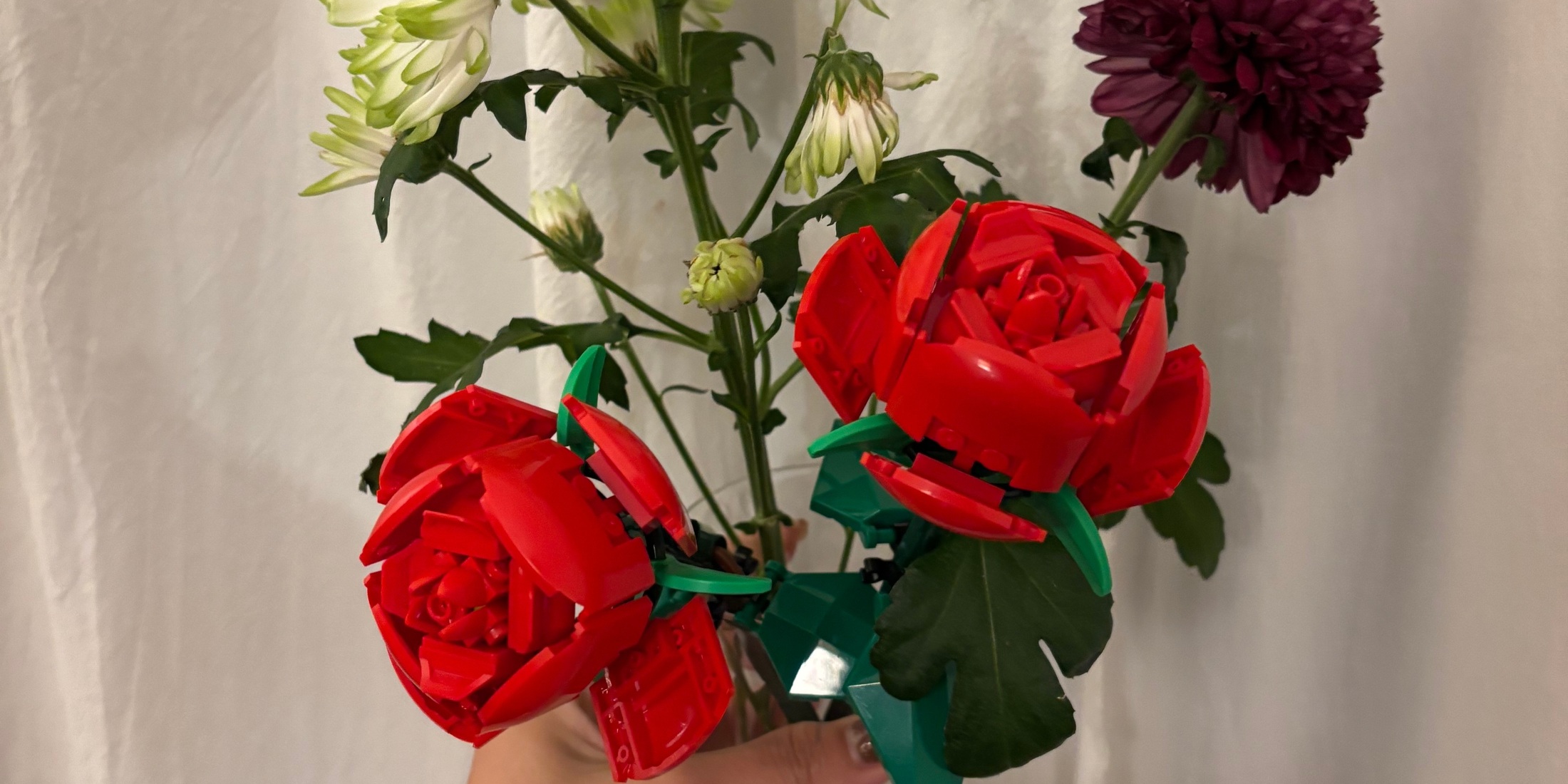 【大人のレゴ】バレンタインギフトやインテリアにもおすすめ！大人のレゴ花って何？
