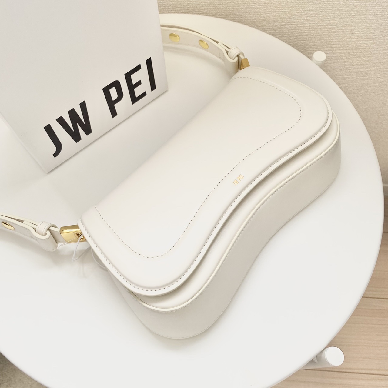 JW PEI】ロサンゼルス発祥の注目ブランド♡ヴィーガンレザーバッグをご紹介 | MORE