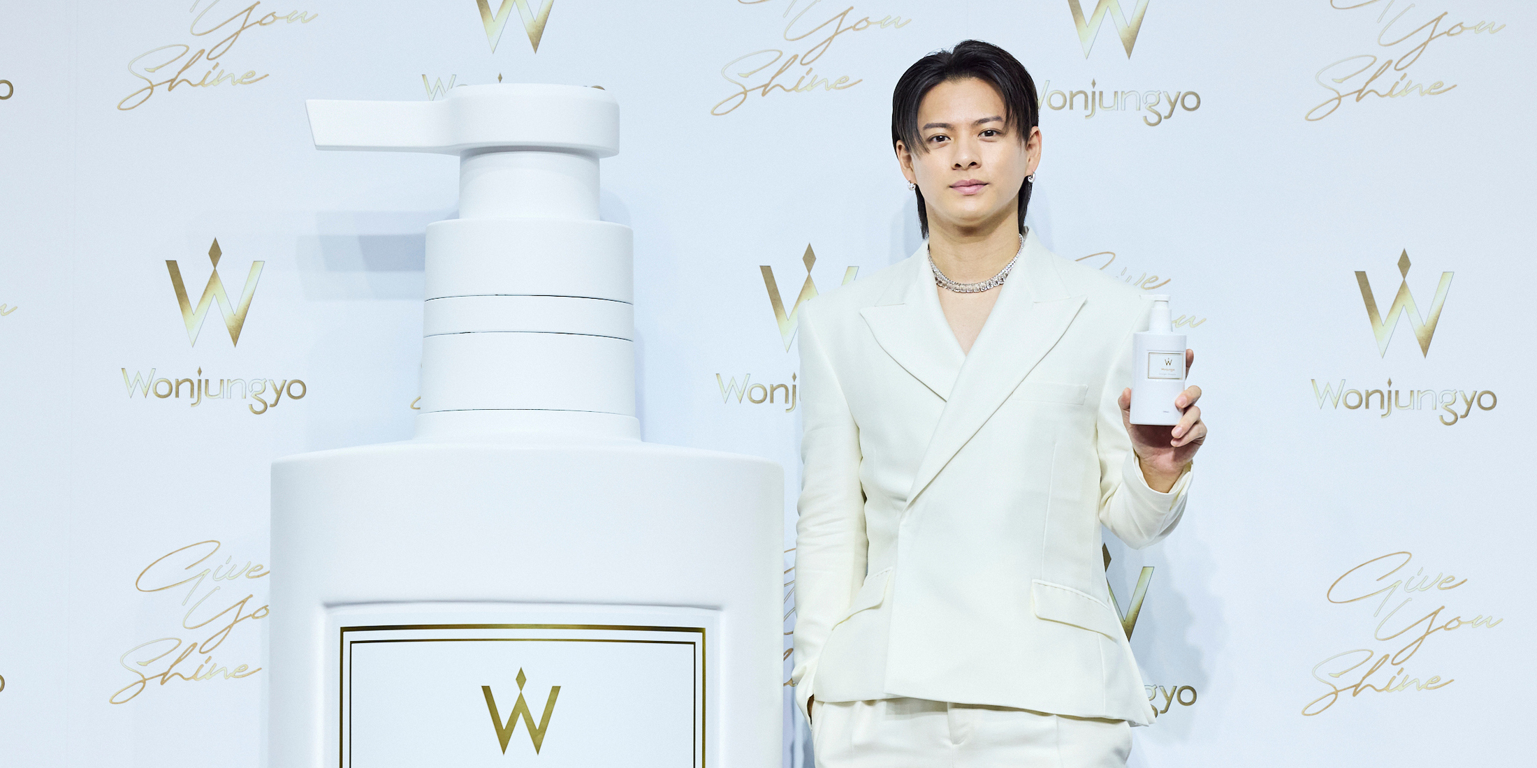 平野紫耀（Number_i）が黒髪＆ストレートヘアで「WonjungyoHair」の発表会に登場！
