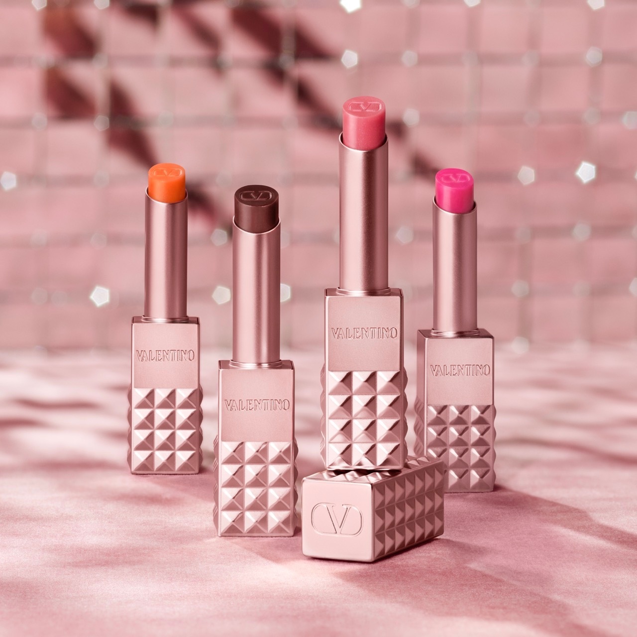 『ヴァレンティノ ビューティ』初のリップバームが登場。うるおいも色づきもひと塗りで【2025秋新色】
