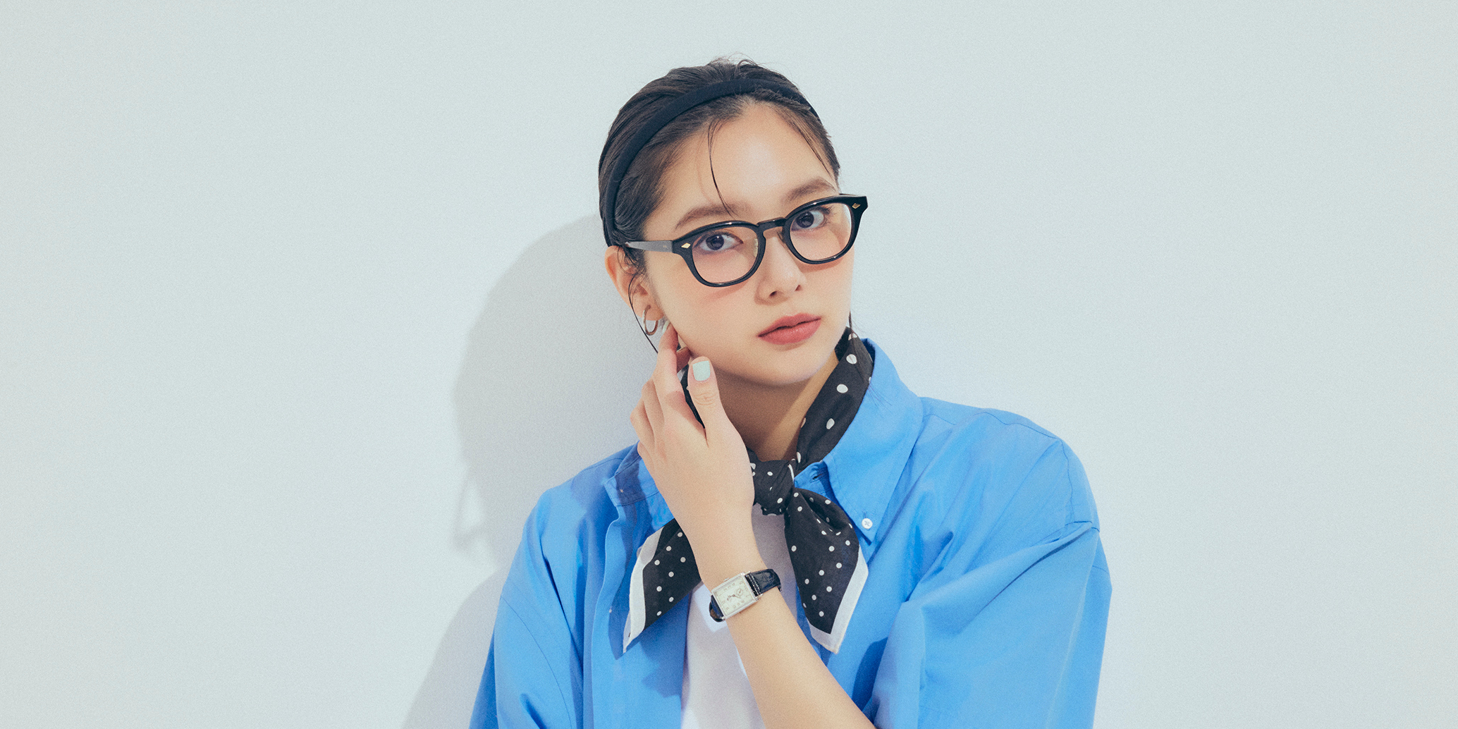 【新川優愛の通勤コーデ】ゆるシャツとタイトスカートで全身バランスも好感度も良好！