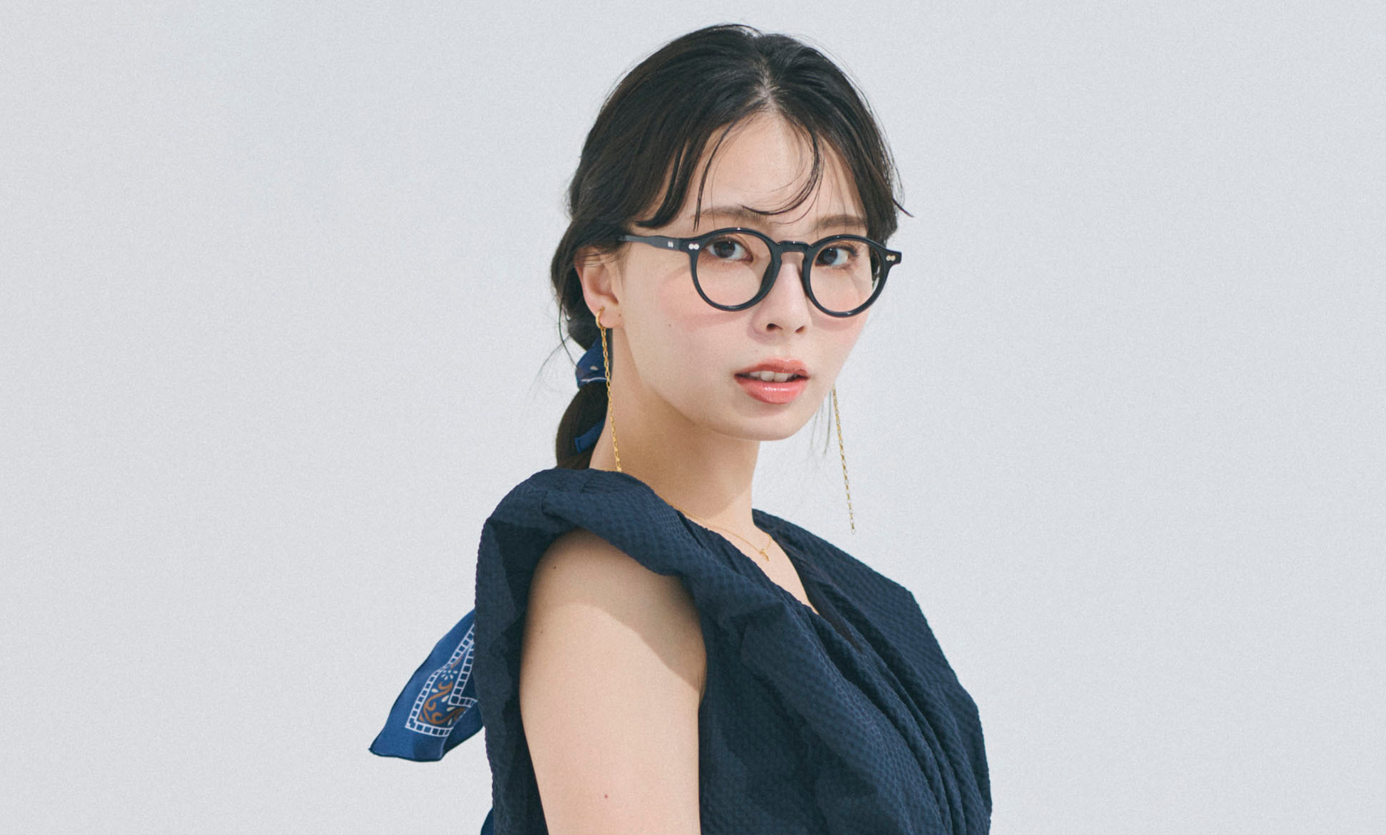 【川口ゆりな】肌見せを品よく楽しむためのネイビーワンピース