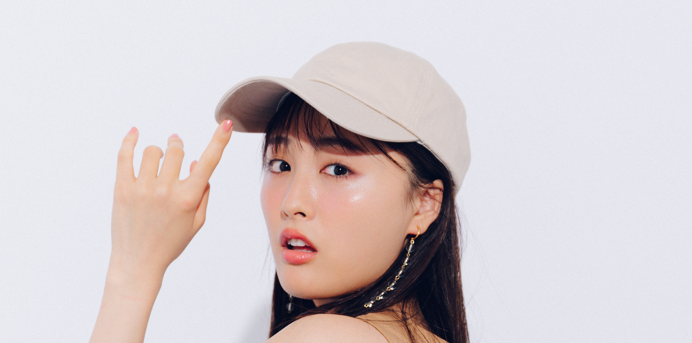 【大友花恋の休日コーデ】色っぽワンピは＋キャップでデイリーに引き寄せ