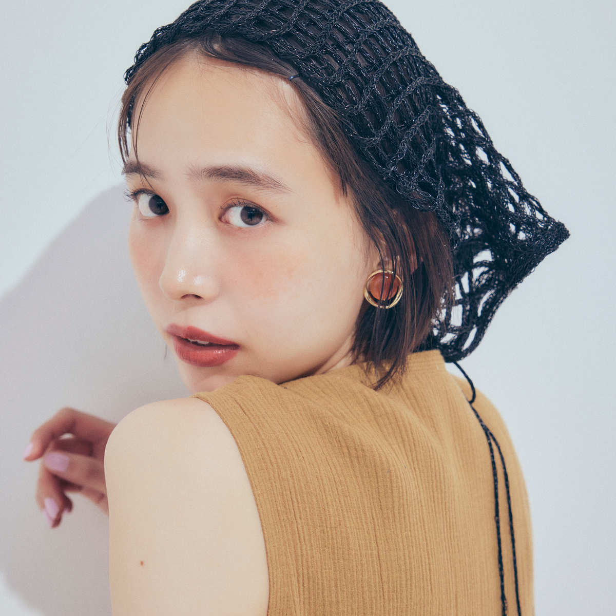 【井桁弘恵】夏カジュアルを新鮮に見せるキャメル＆カーキコーデ