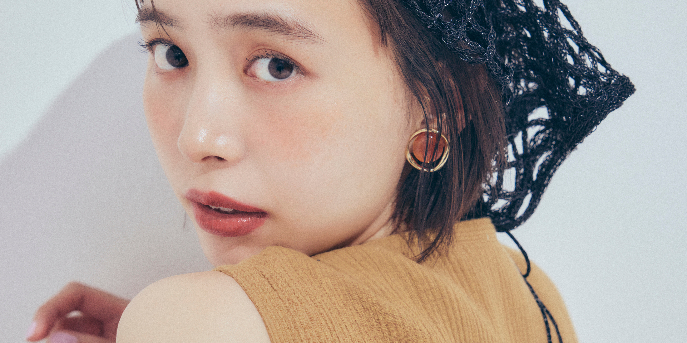 【井桁弘恵】夏カジュアルを新鮮に見せるキャメル＆カーキコーデ