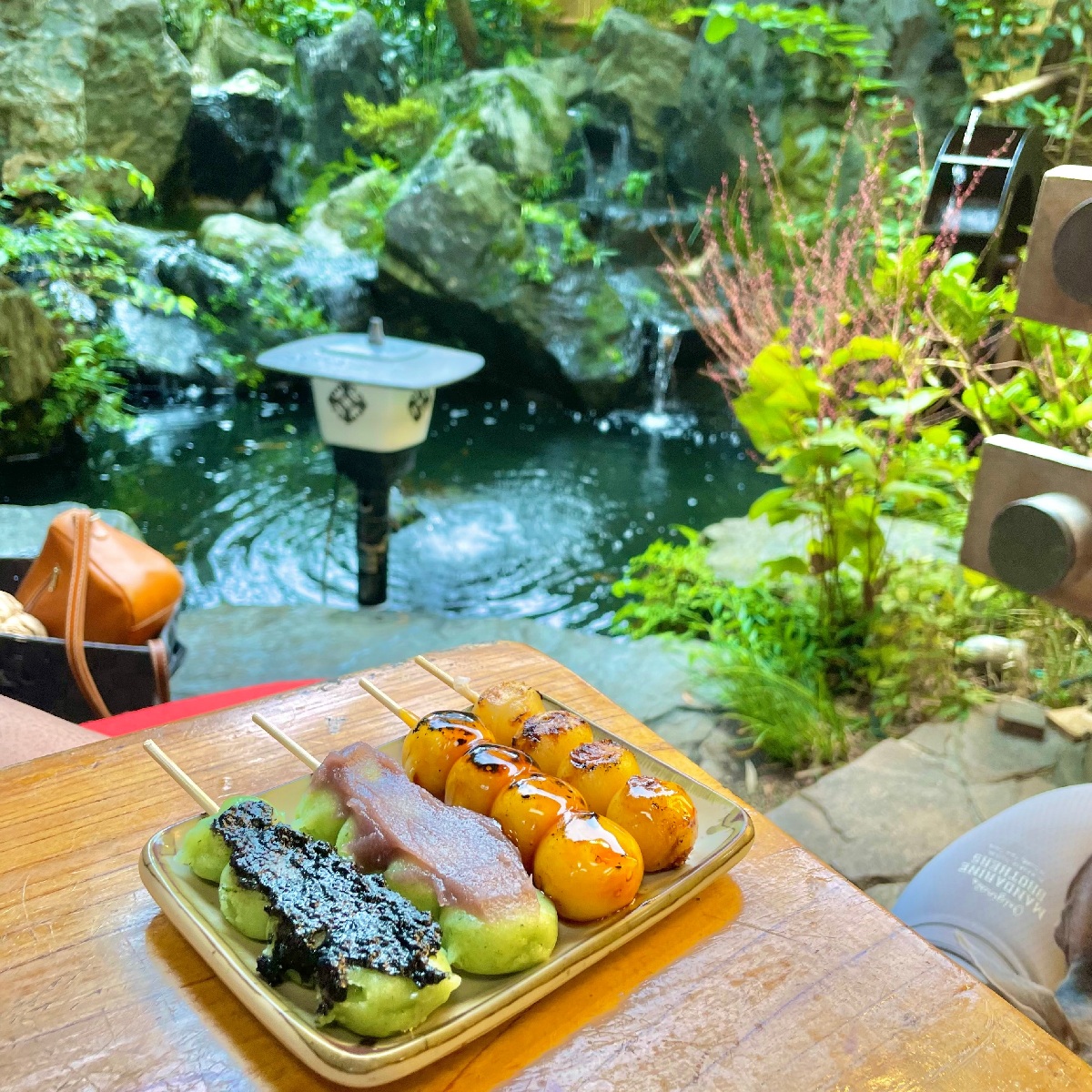 【調布・深大寺】ししおどしや水車の風流な音を聞きながらいただく《あんみつとお団子》