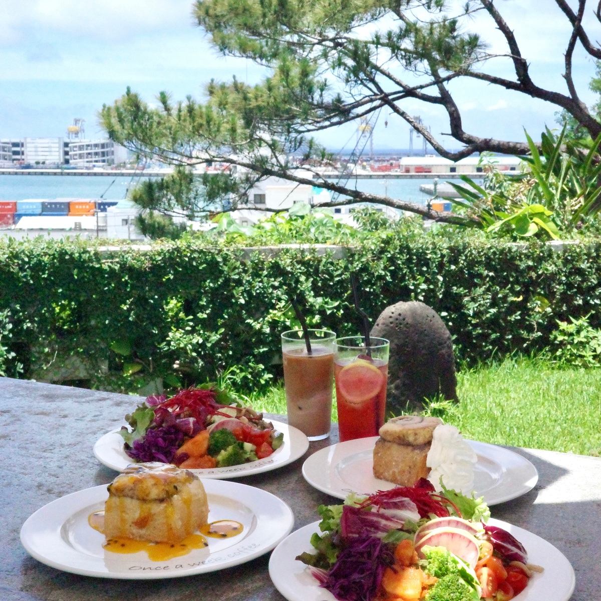 【沖縄カフェ】海が見える癒しのテラスランチ🌿Once a week coffee Gardenでシナモンロールと彩りサラダ🍽