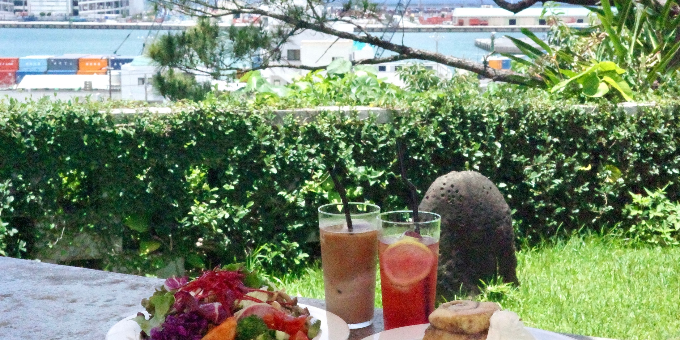 【沖縄カフェ】海が見える癒しのテラスランチ Once a week coffee Gardenでシナモンロールと彩りサラダ 