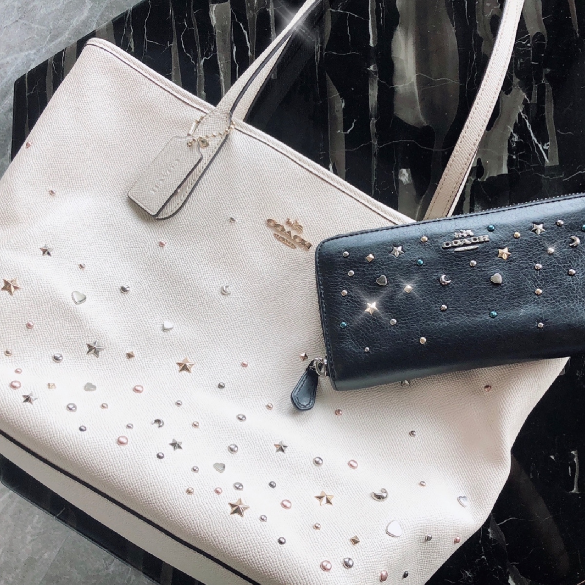 【アラサー女子の愛用財布】星空みたいなキラキラスタッズがポイント⭐︎。同じデザインのバッグと一緒に♡Coachの長財布