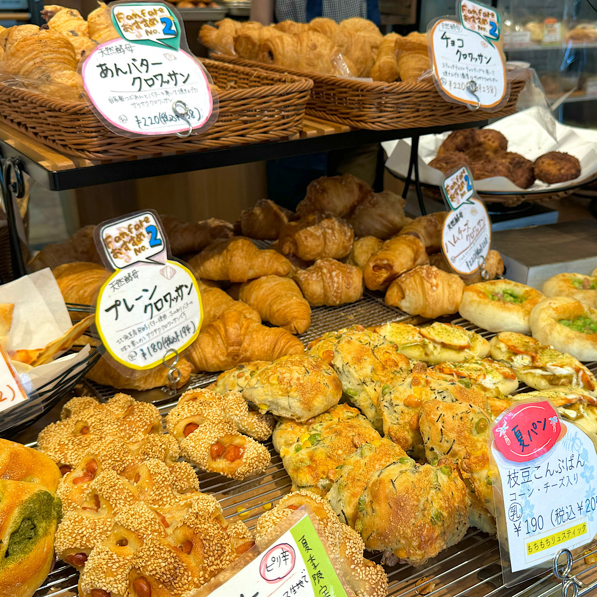 【石川】金沢屈指の人気店🥖200種類が並ぶパン屋さん《パン・ド・ファンファーレ》