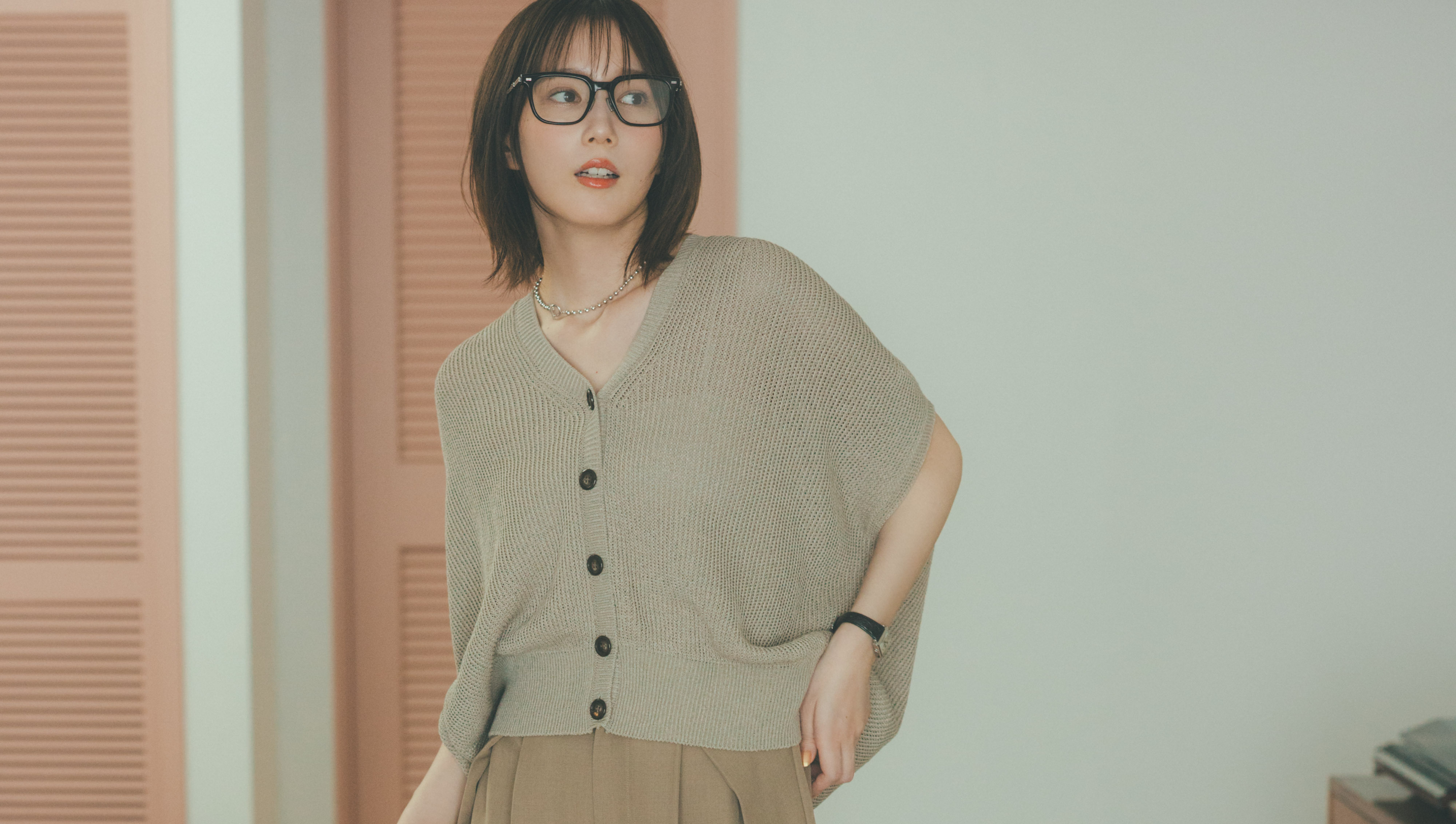 【本田 翼の通勤コーデ】ベージュのワントーンでたしなむハンサムなパンツスタイル