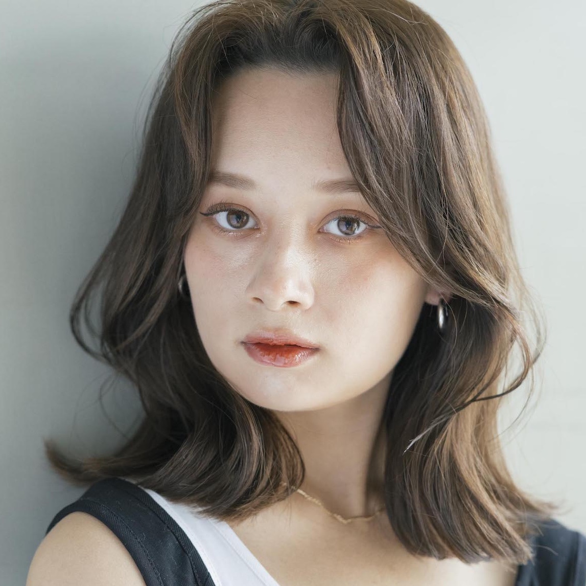 ハッシュカットミディの女性のモデルカットのアザー