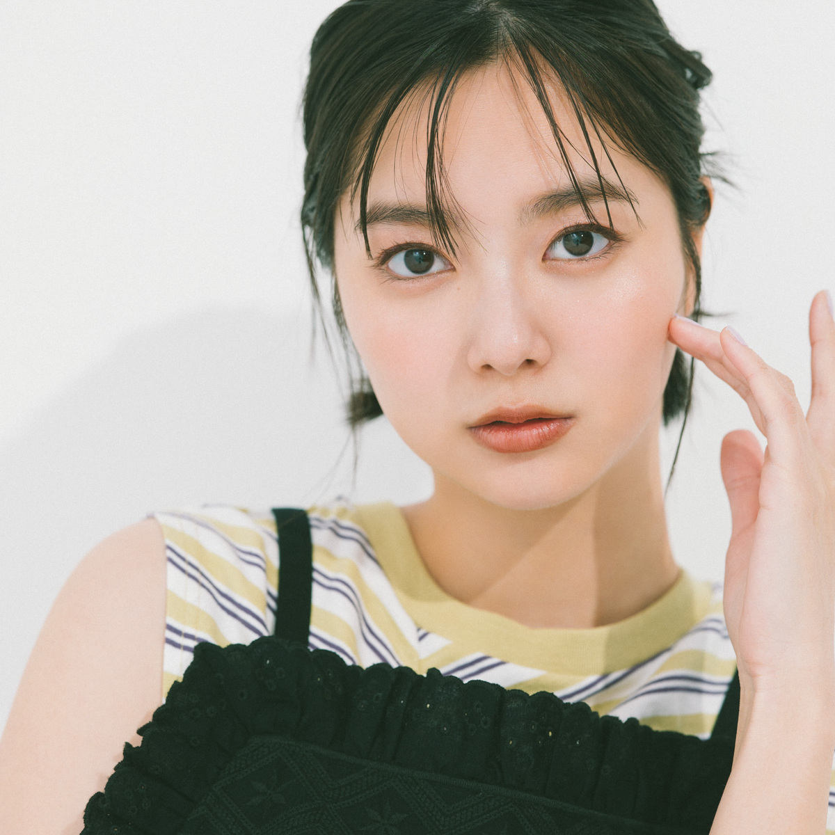 【新川優愛の通勤コーデ】レース×ボーダートップスでレイヤードに変化球