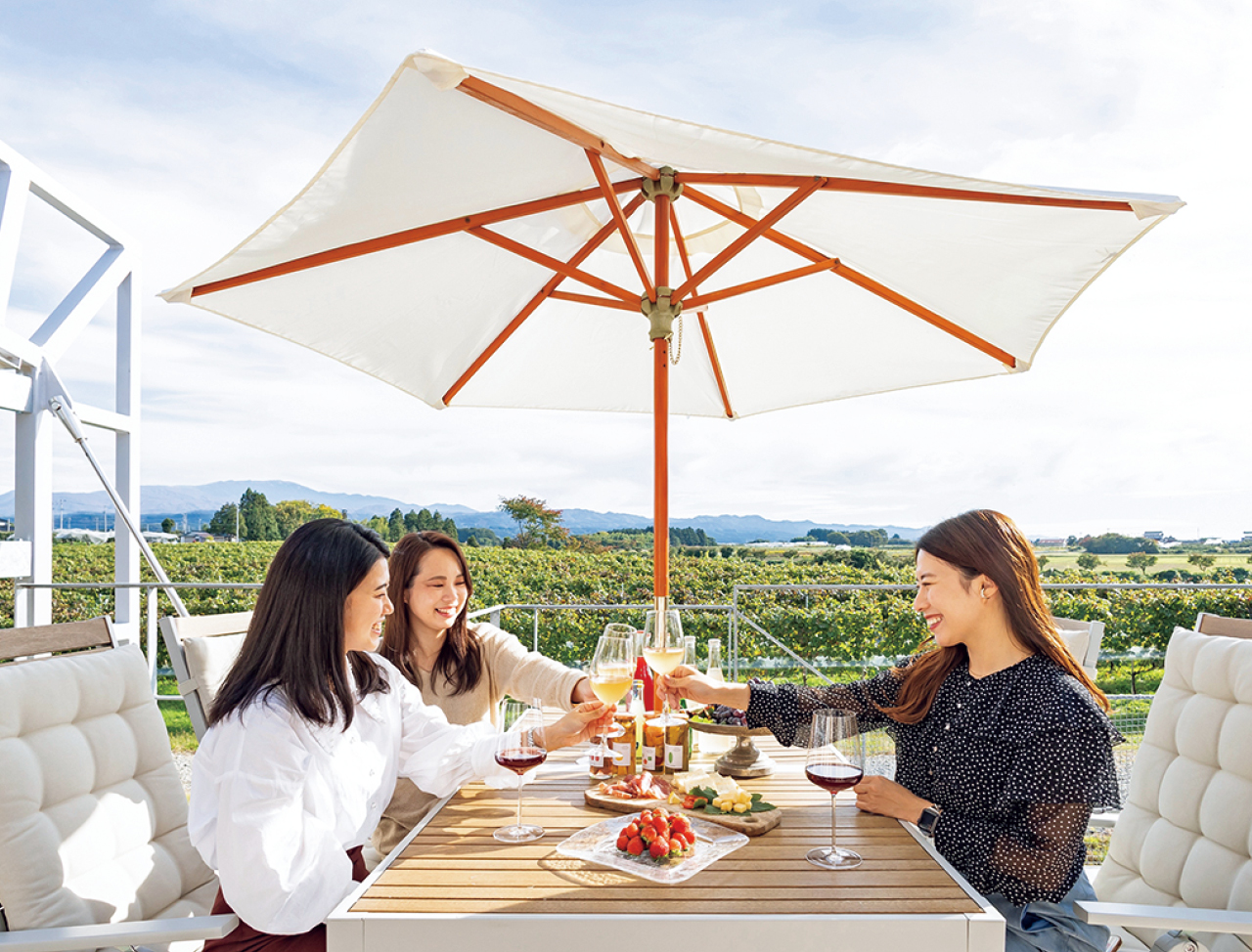 山形県　ピノ・コッリーナ松ケ岡のテラス席で乾杯する女性3人