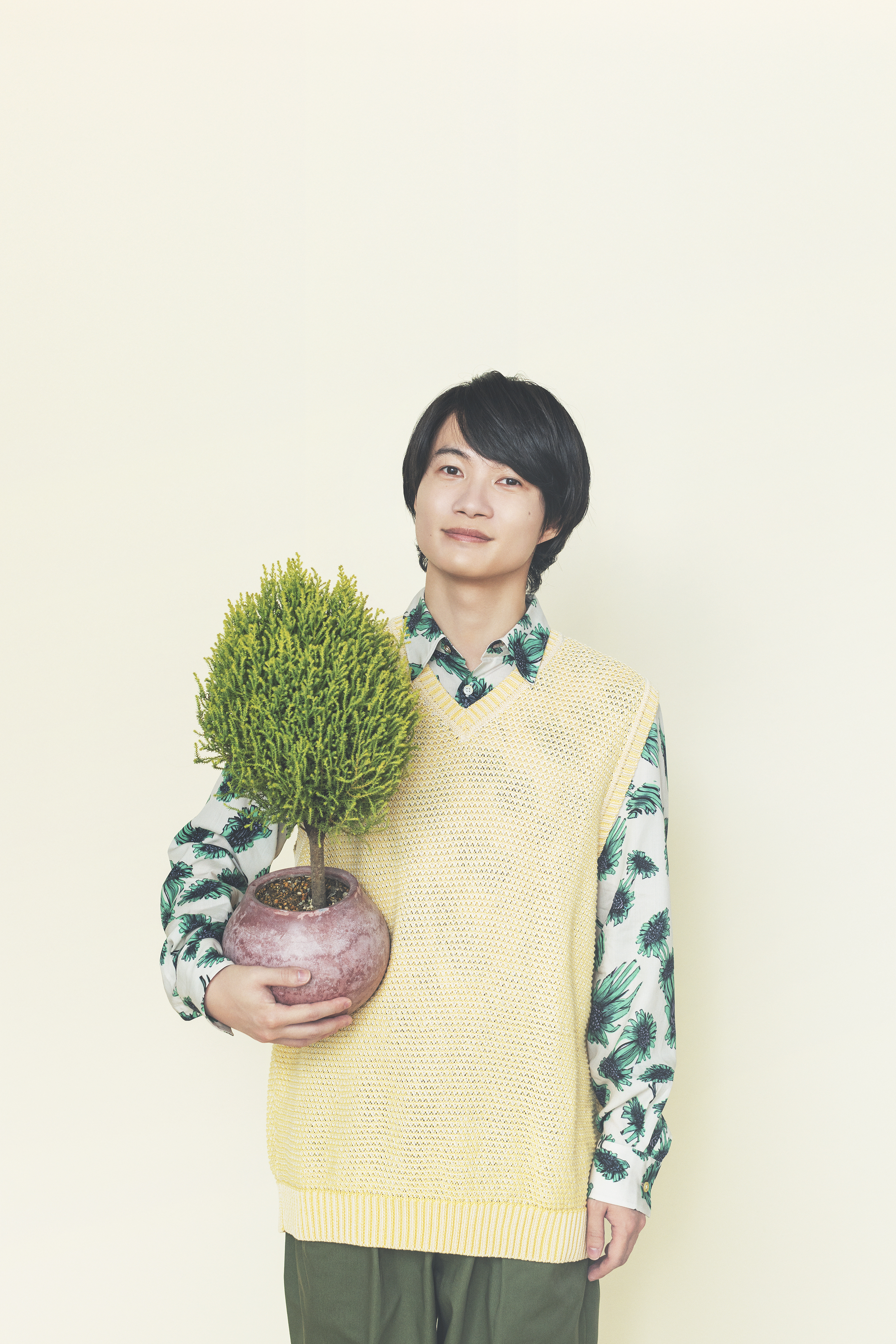 神木隆之介さんが木鉢を抱えるカット