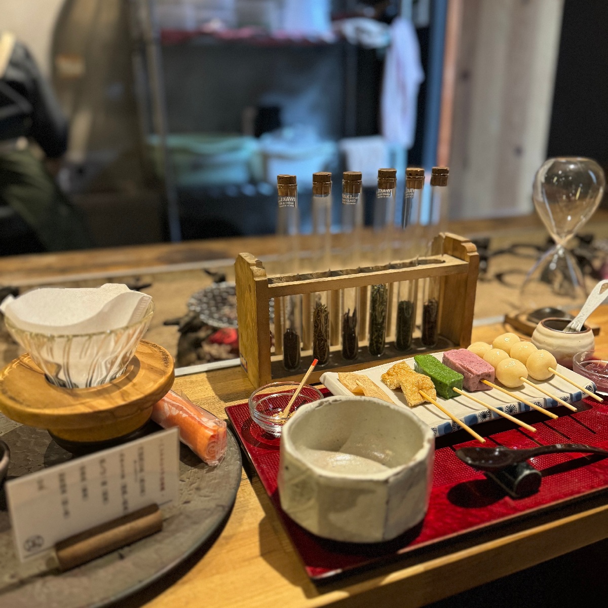 【京都】囲炉裏で焼く京団子とこだわり日本茶が楽しめる「ななころびやおき」