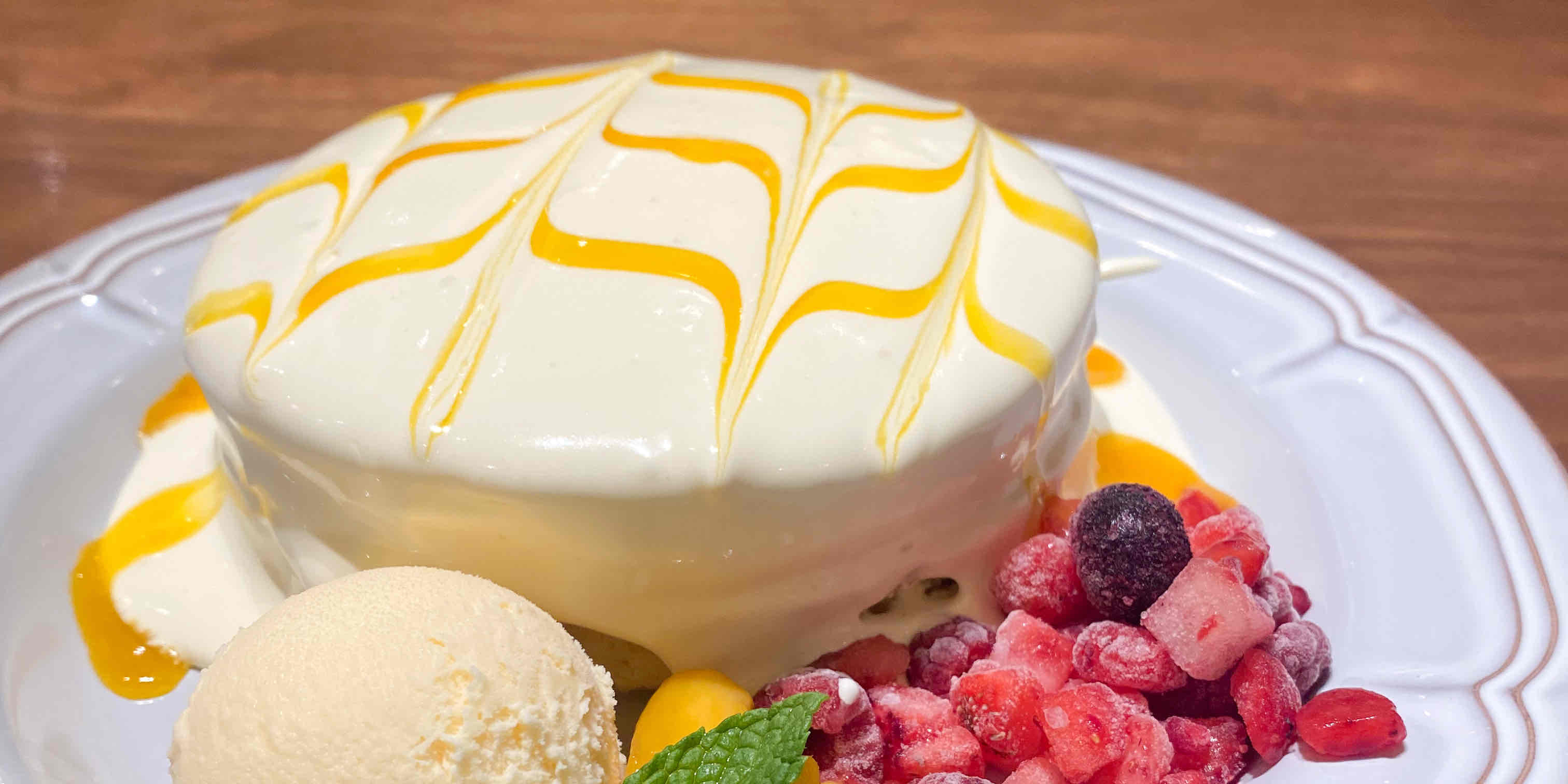 【期間限定スイーツ】ビジュ抜群！「アップルマンゴー&レアチーズクリームの ホットケーキ」が期間限定で登場中！《珈琲館》
