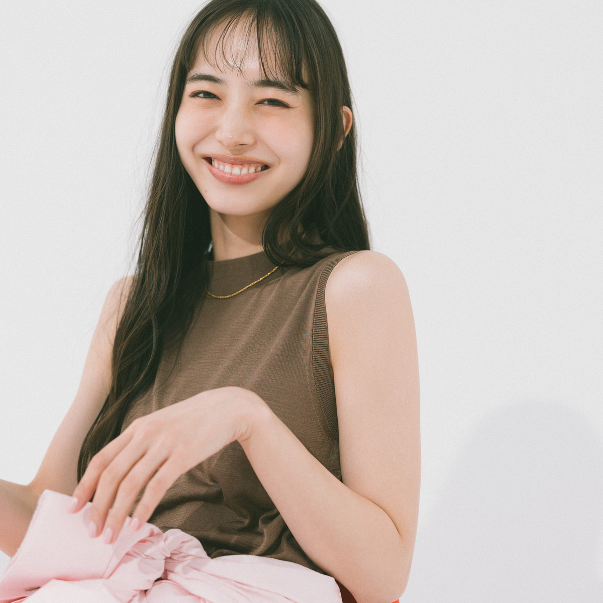 【井桁弘恵】甘色ジャンプスーツでカジュアルコーデを味変！