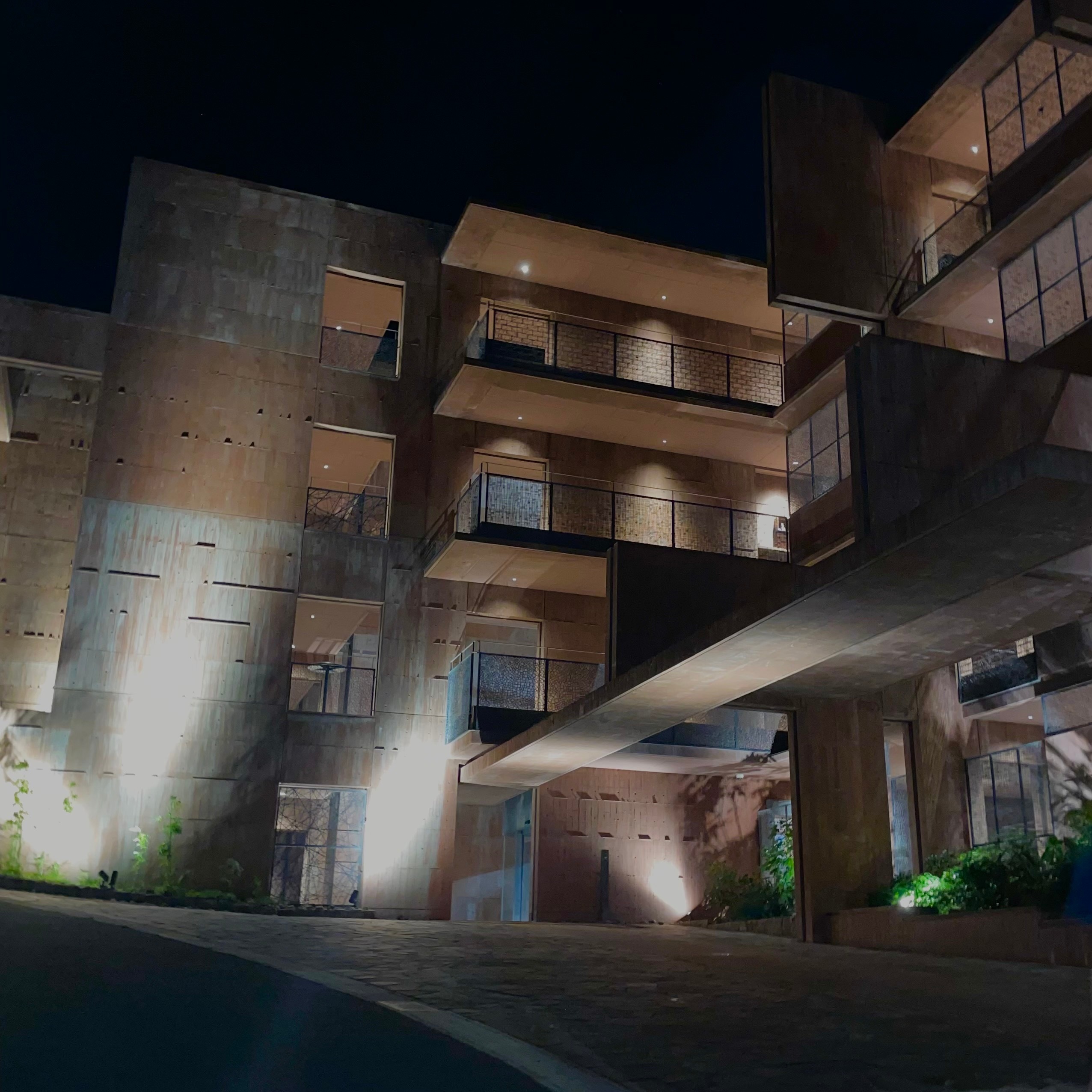 別府 ガレリア御堂原　夜　ライトアップされた建物