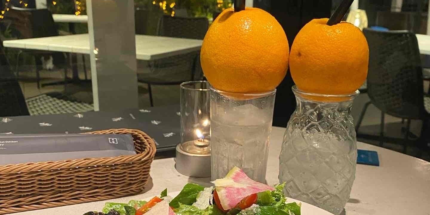 【東京・お台場】フルーツ丸ごと1個の果肉を絞った「カジュッタ」が飲めるシーサイドレストラン【BESIDE SEASIDE】