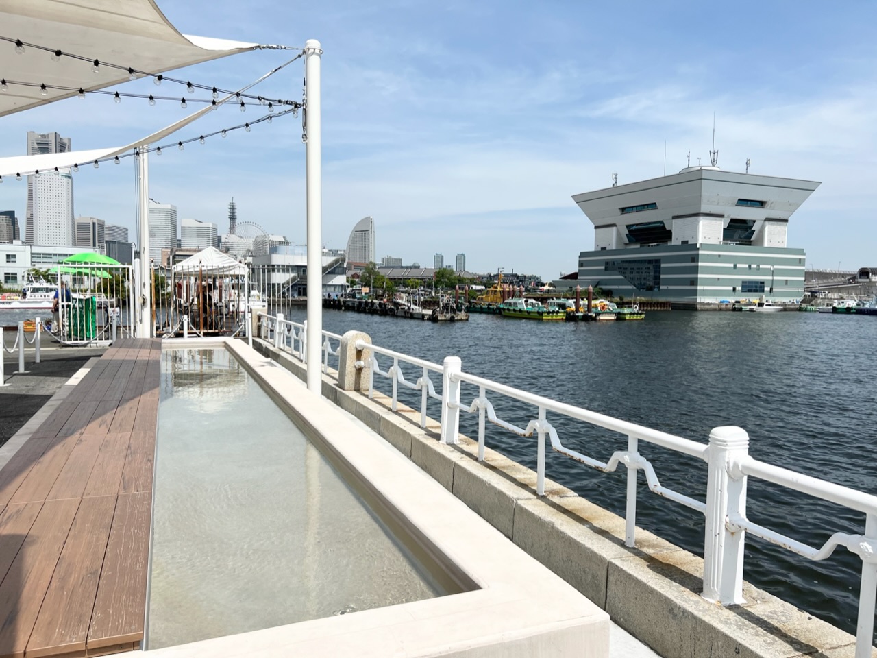 みなとみらい「THE WHARF HOUSE」　足湯テラスと海