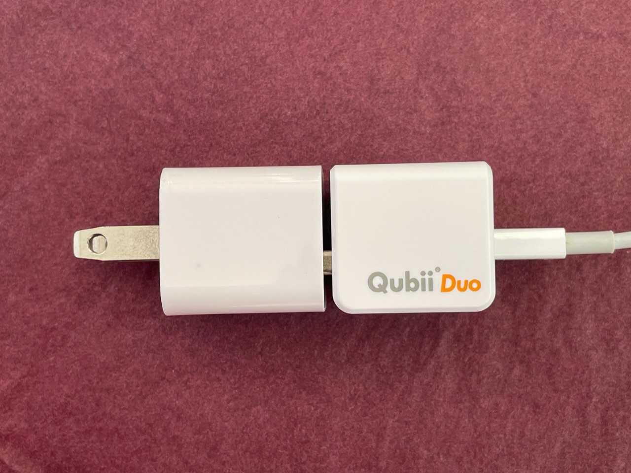 充電器にQubiiをさして、ケーブルをQubiiに繋いでいる