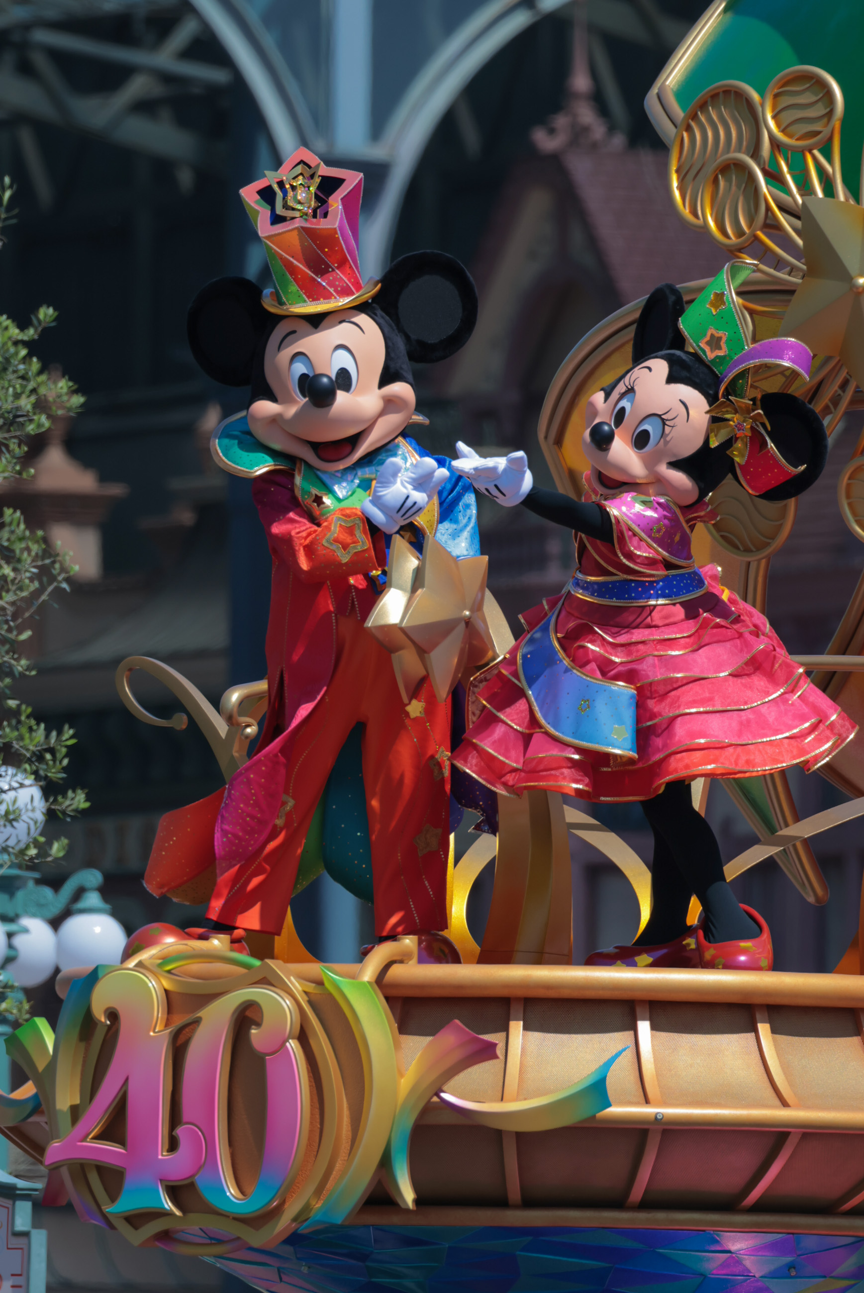 東京ディズニーランドのハーモニーインカラーに登場したミッキーマウスとミニーマウス