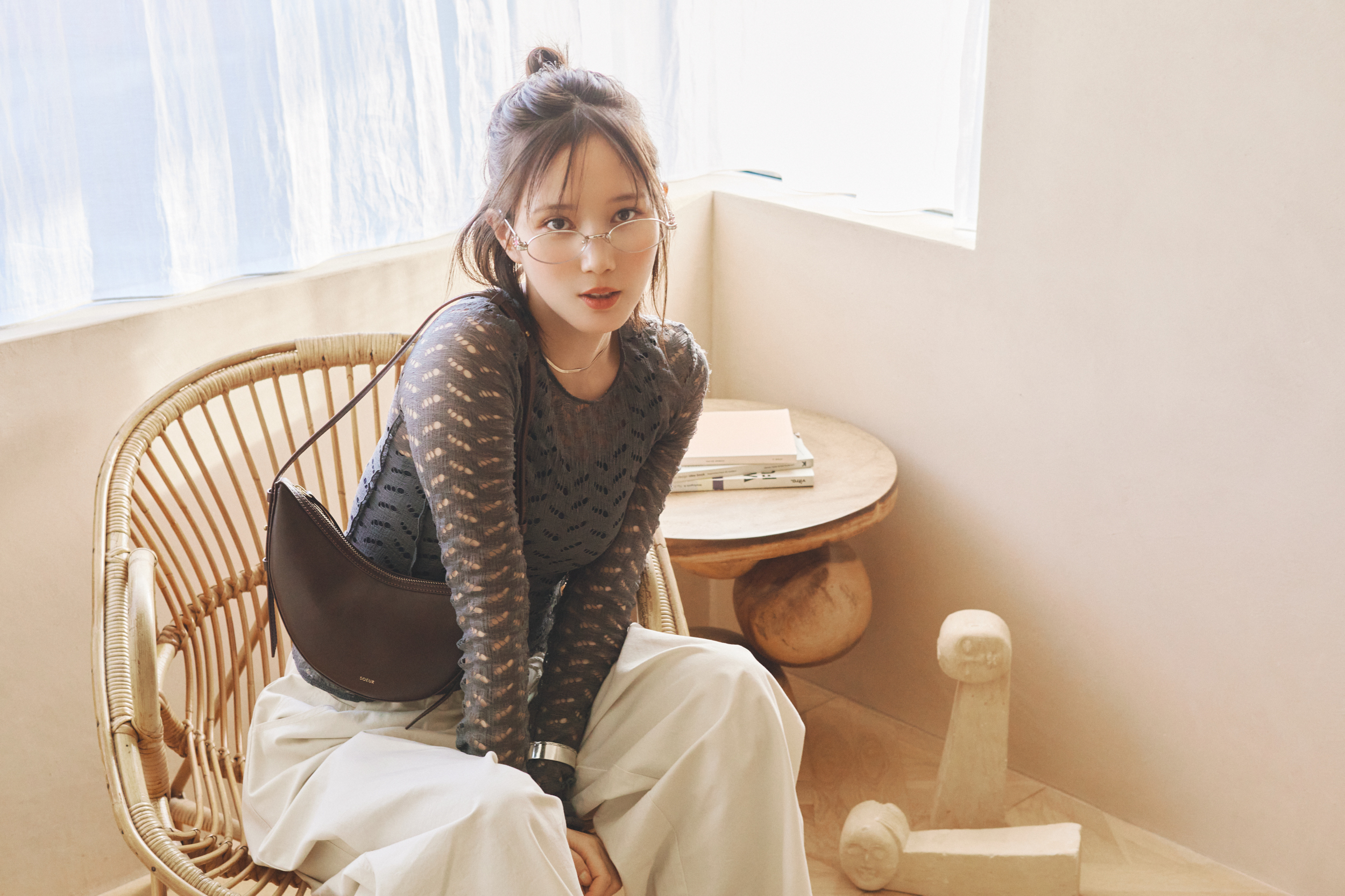 【本田 翼の休日コーデ】個性ある透かし編みTを白パンツで中和させ大人カジュアルに楽しむ