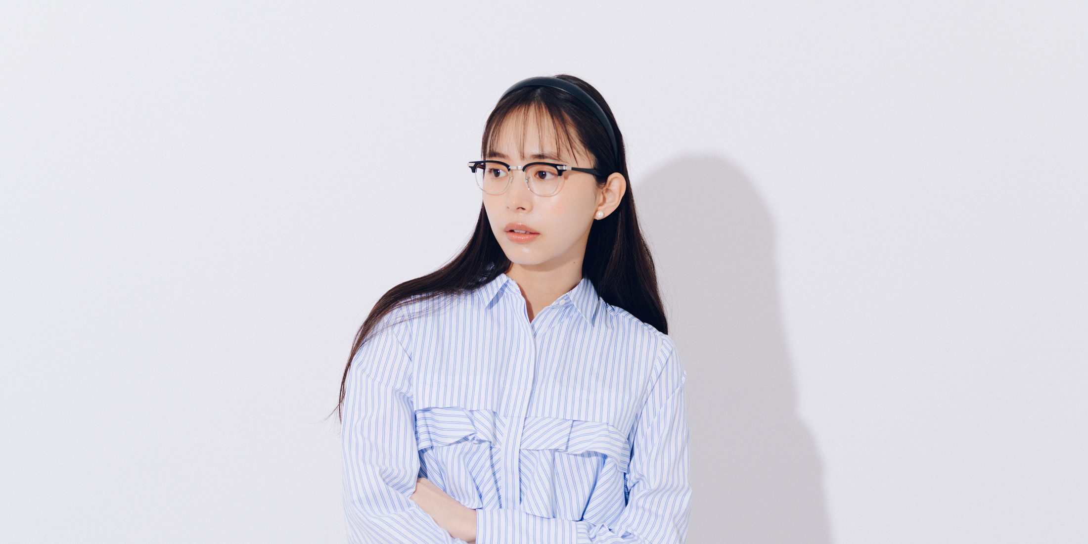 【井桁弘恵の通勤コーデ】清涼感も可愛げも！進化系ストライプシャツが叶えてくれる