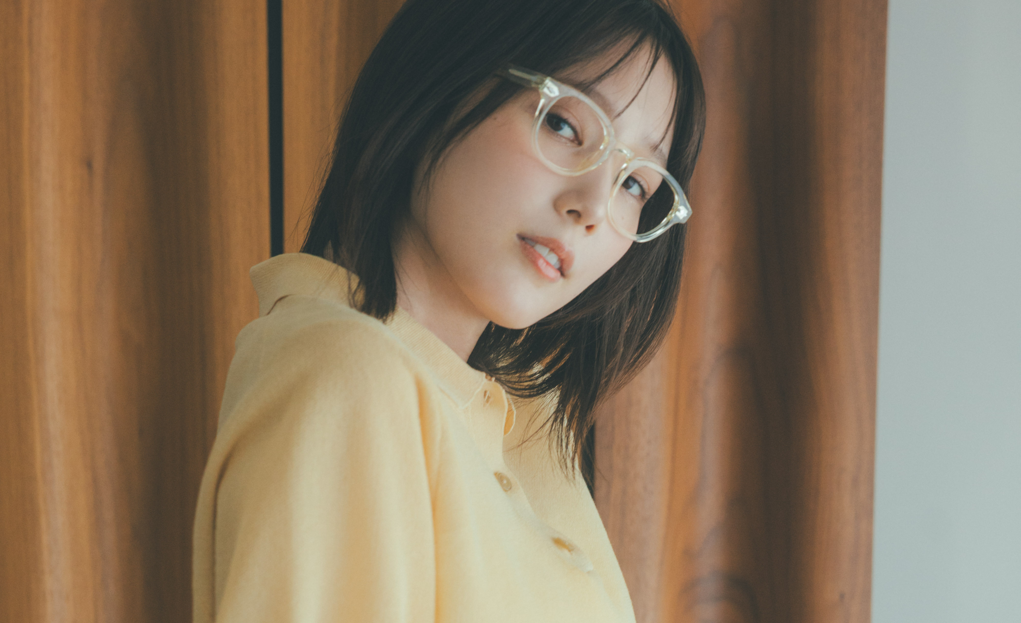 【本田 翼の通勤コーデ】フレッシュなイエローのポロをナロースカートで甘めにシフト