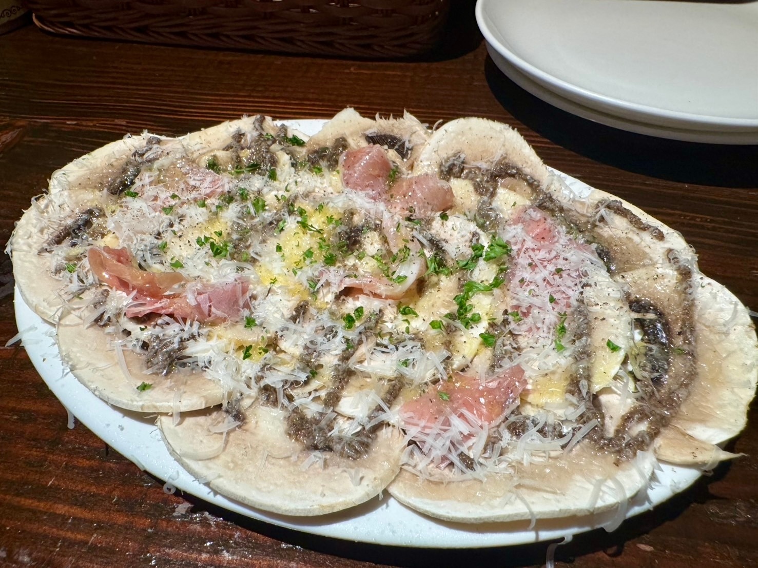 スペイン料理Pablo　マッシュルームをチーズのサラダ