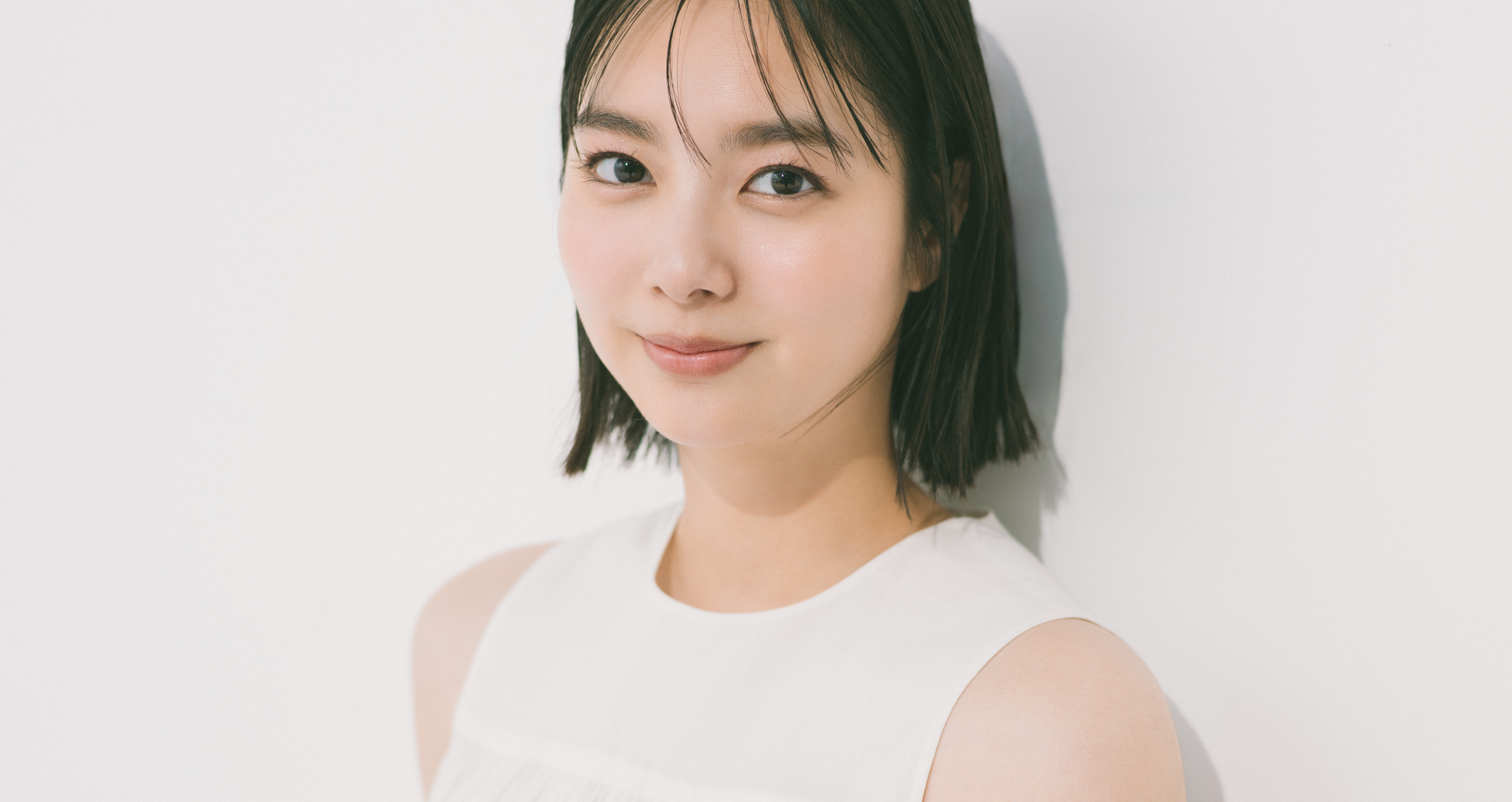 【新川優愛の通勤コーデ】甘めブラウスをカーゴパンツで引き締め、絶妙バランスに