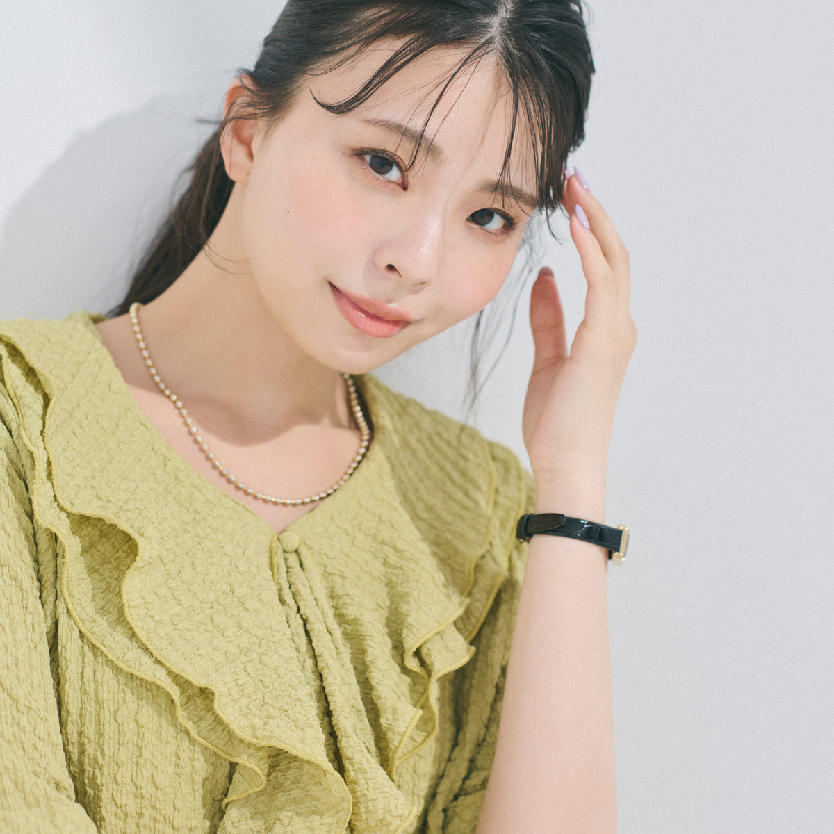 【川口ゆりなの通勤コーデ】くすみトーンのブラウス＆スカートで大人の可愛げを