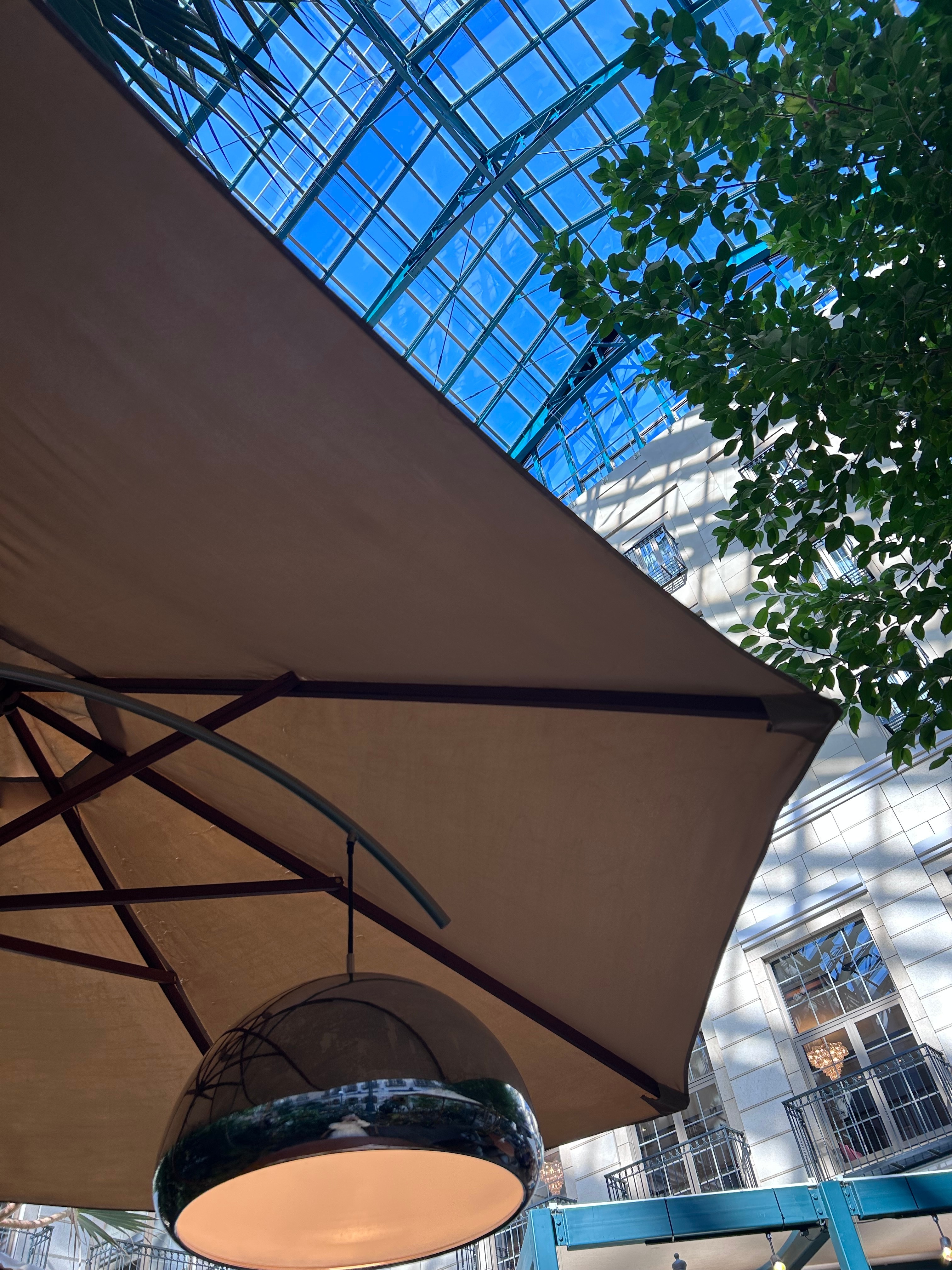 クリックでトリミング 水戸プラザホテル ストロベリーアフタヌーンティー 建物の中から見た青空