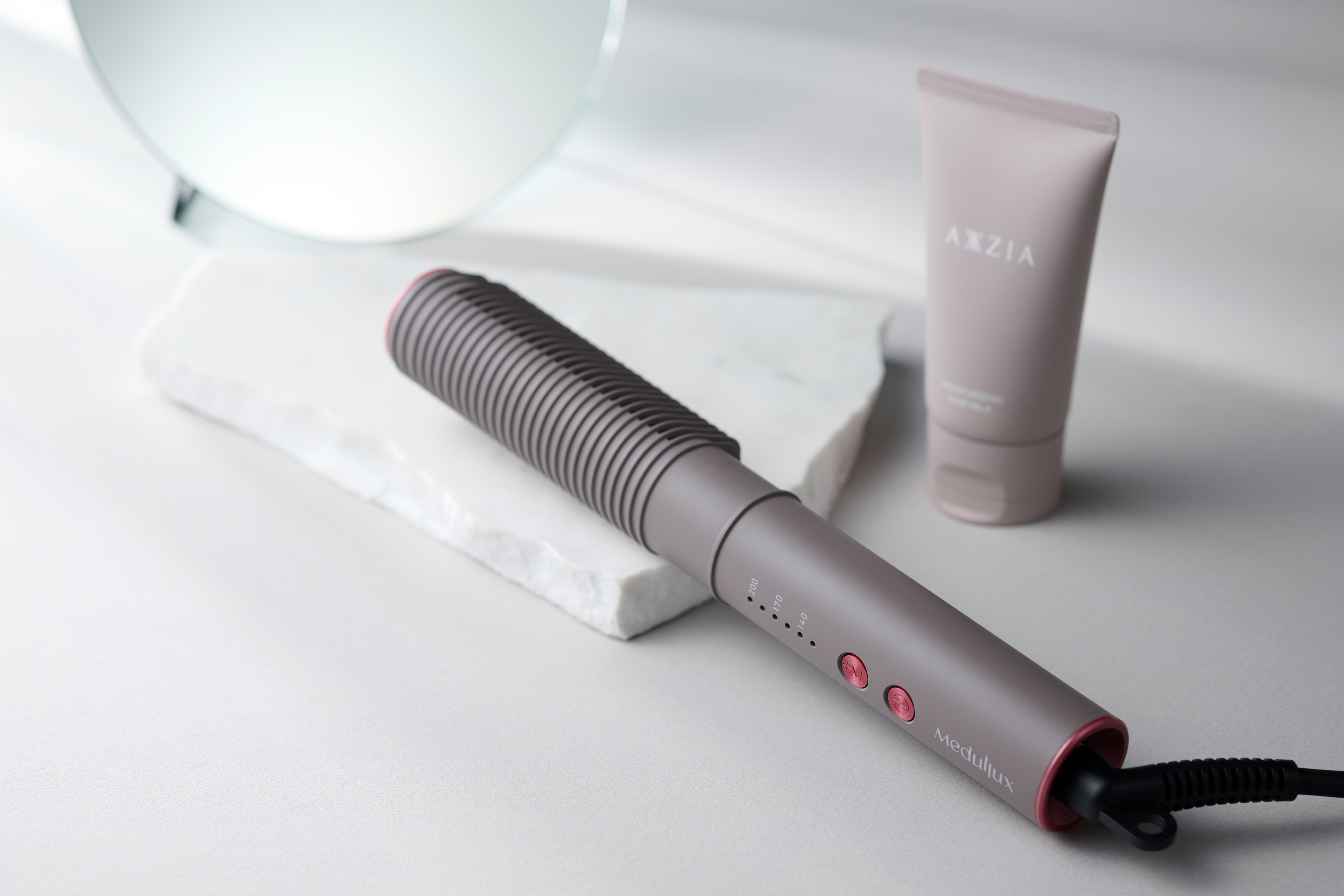 雨の日こそ “とかすだけ”。『アクシージア』のコームアイロンで、梅雨のうねり髪にグッバイ【梅雨対策ヘアケア2025】　