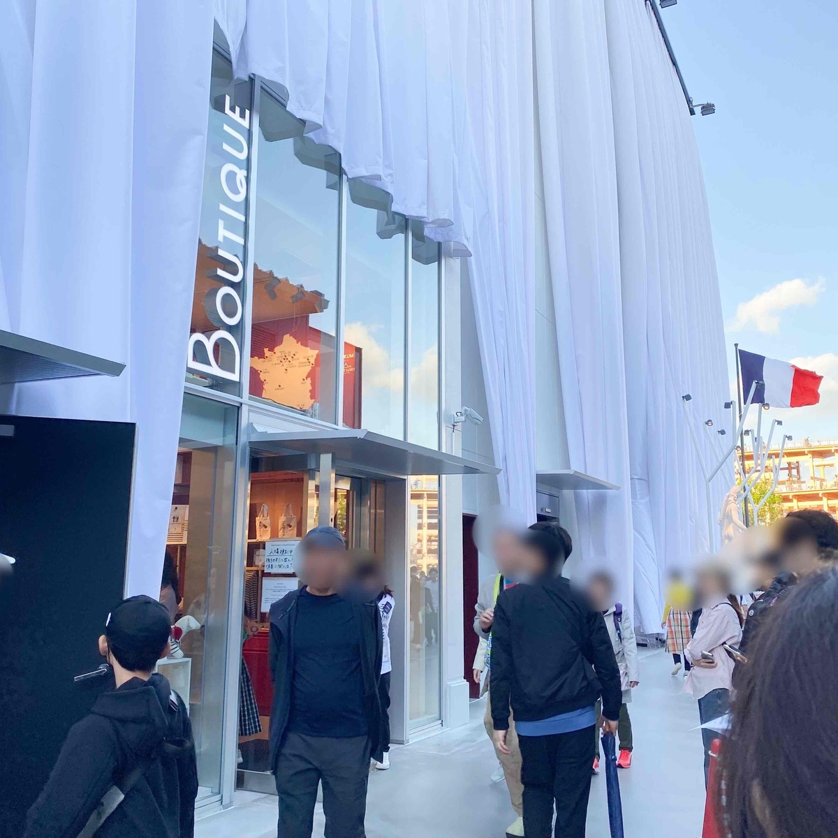 【大阪・関西万博2025】パリモチーフの総柄がかわいくておすすめ！《フランスパビリオン》のお土産ショップ・パン屋さん・華やかな展示をご紹介