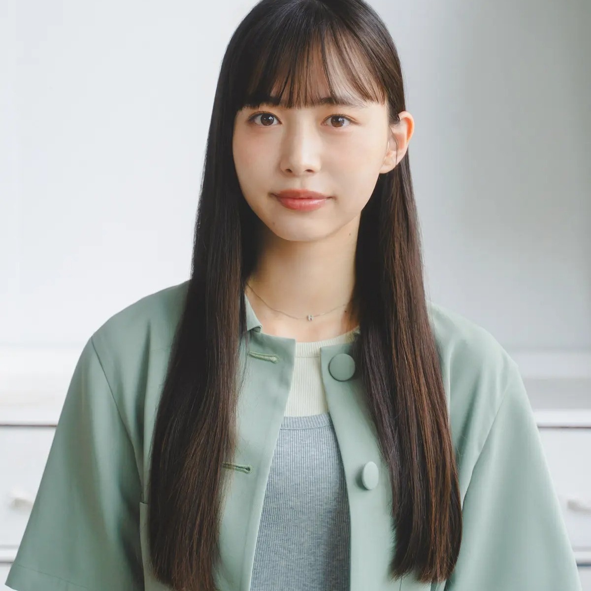 【井桁弘恵】大胆イメチェン！ビフォーアフターを公開！ロングヘアを30㎝以上カットしてボブ姿に PhotoGallery