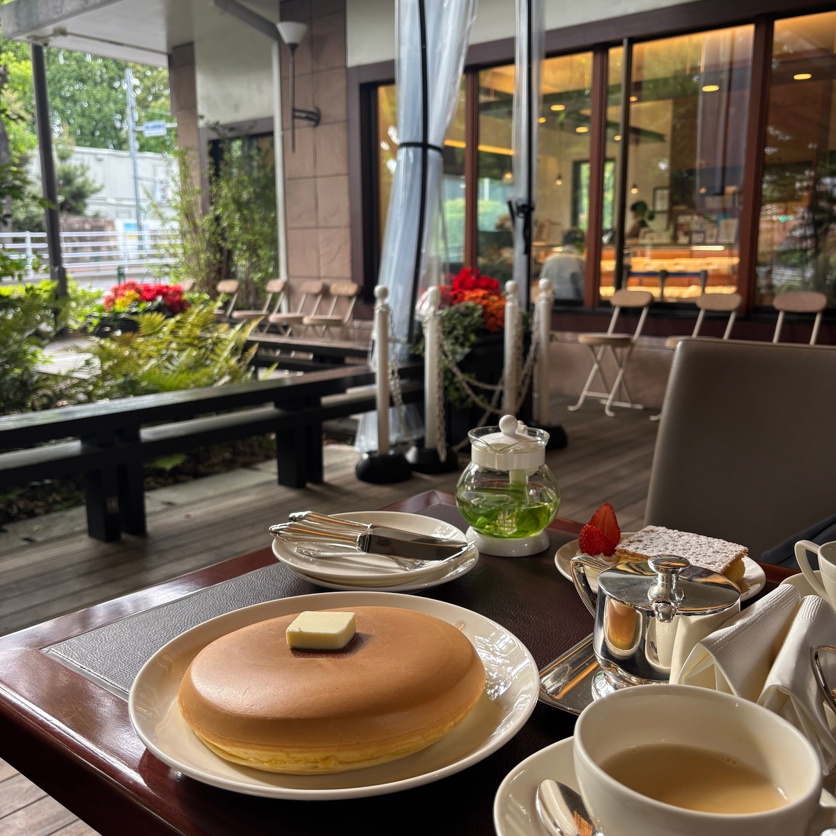 【乃木坂】憧れの休日カフェ！テラス席で味わう老舗の王道パンケーキ