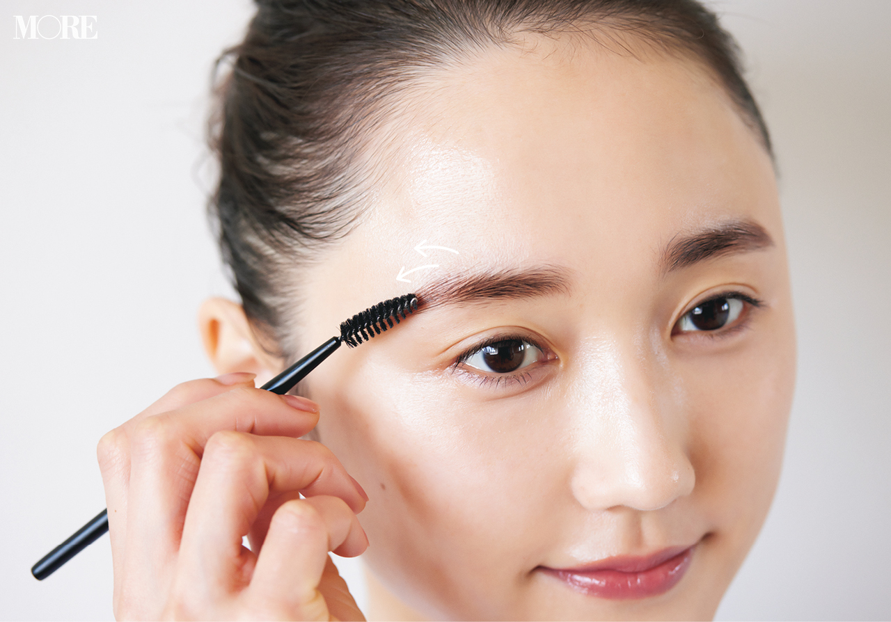 スクリューブラシを眉尻にのせる女性