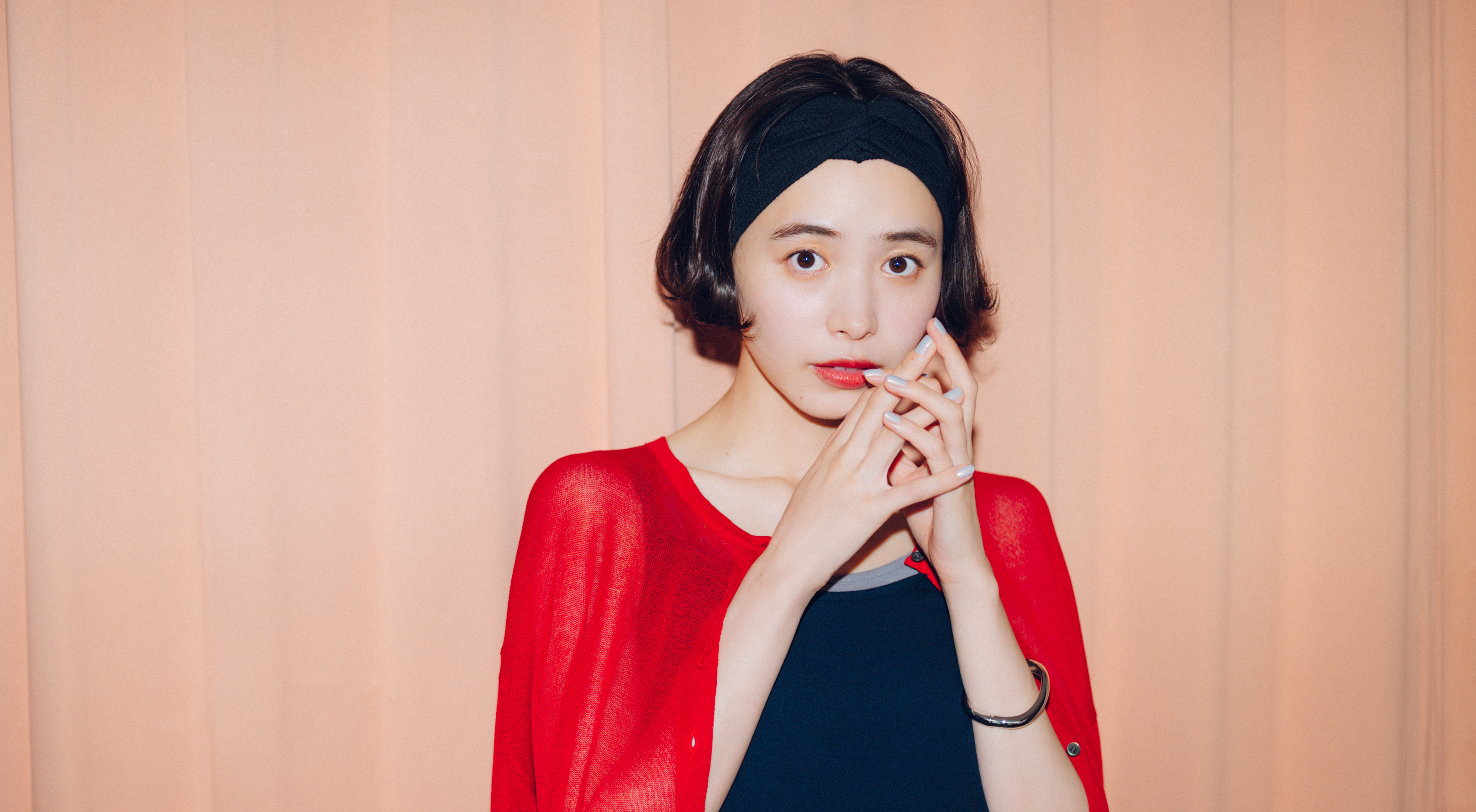 【井桁弘恵の休日コーデ】赤カーディガン×シャーリングスカートで華やかに