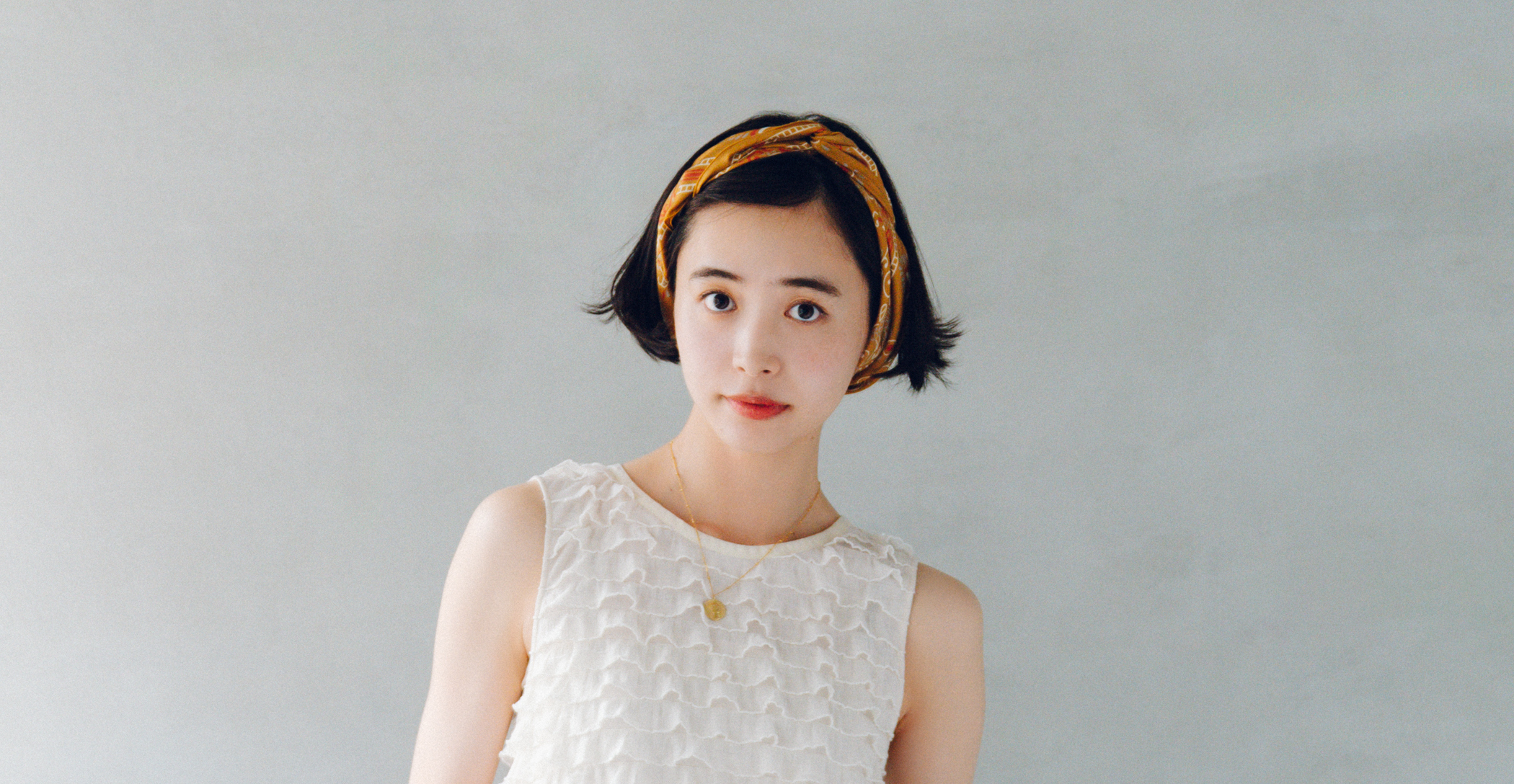 【井桁弘恵の通勤コーデ】素材感とシルエットで差をつけるオールホワイト