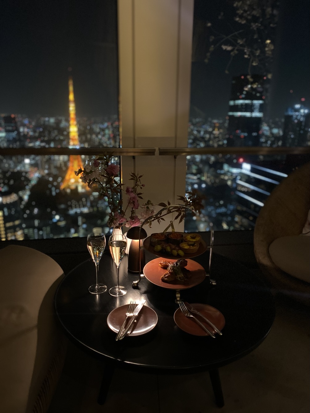 虎ノ門ヒルズ最上階。52階の特別テラスエリアと東京タワー